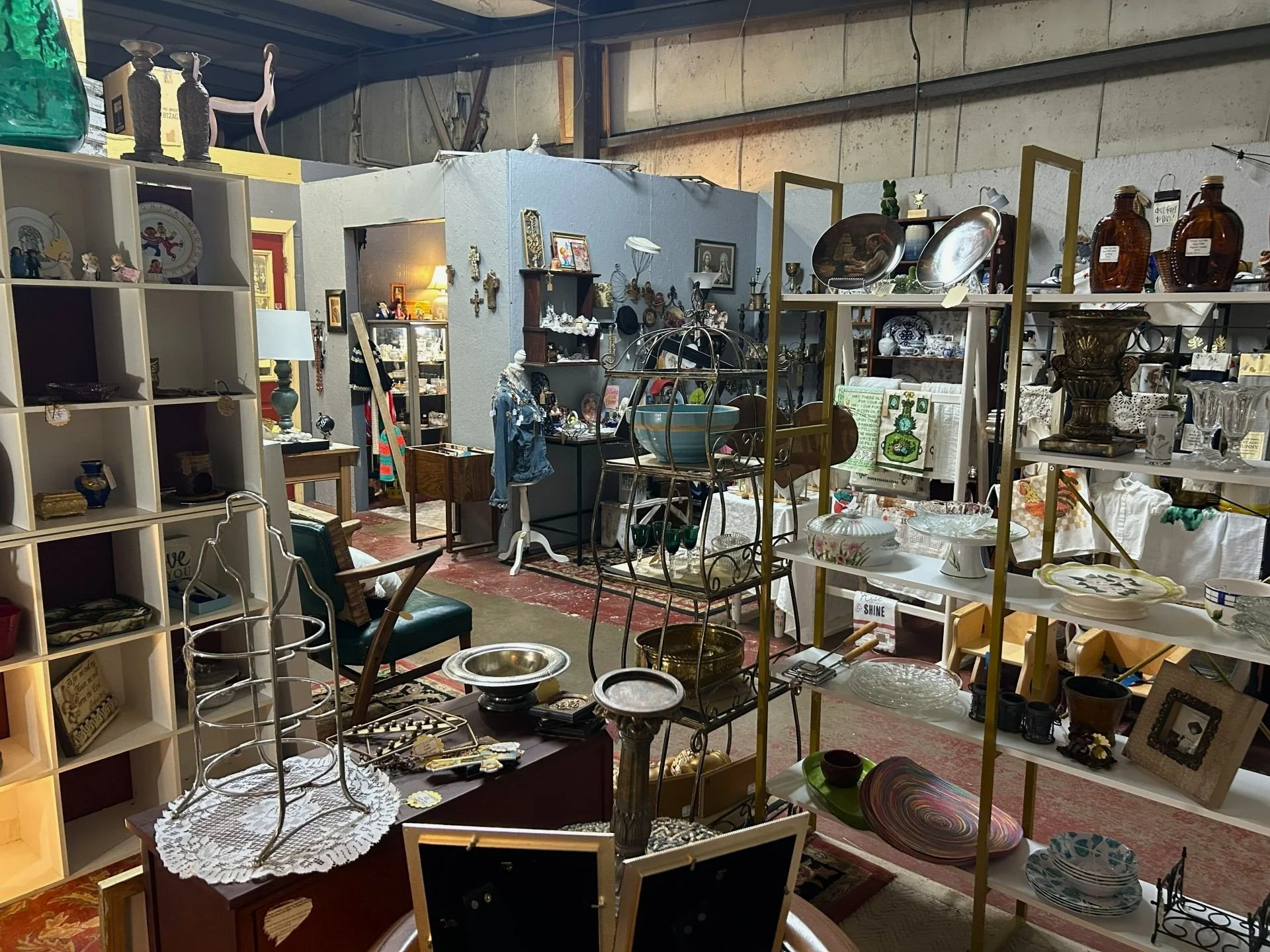 Roosters Antiques Lafayette Rooms 2026 (12).jpg