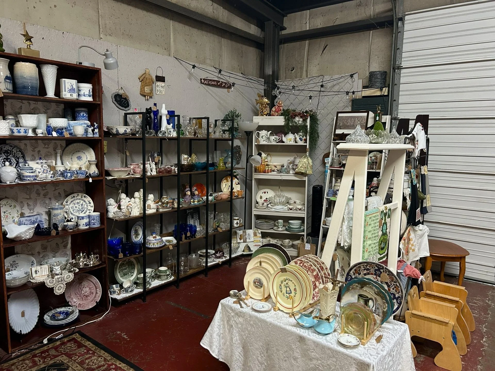 Roosters Antiques Lafayette Rooms 2026 (10).jpg