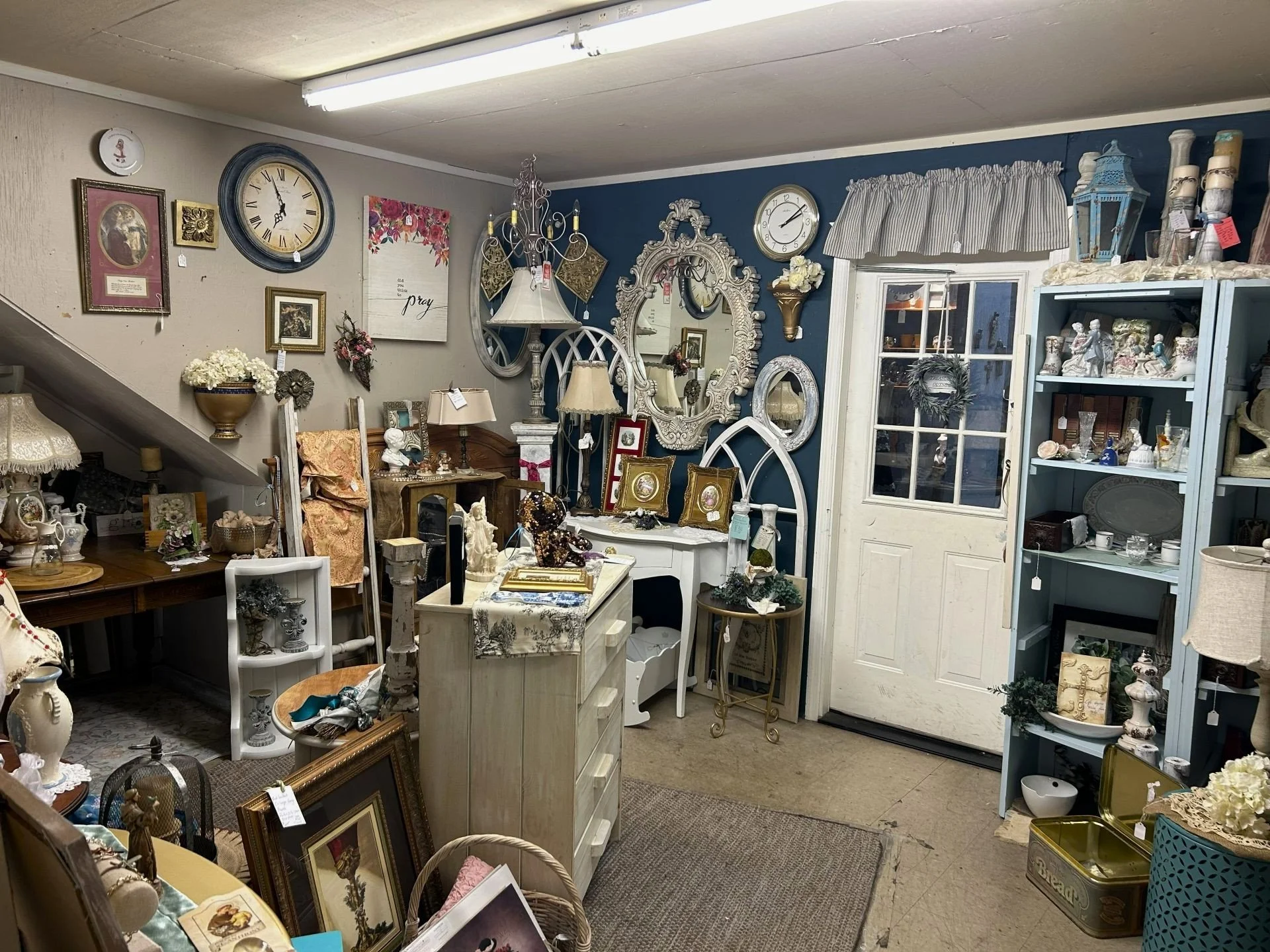 Roosters Antiques Lafayette Rooms 2026 (8).jpg