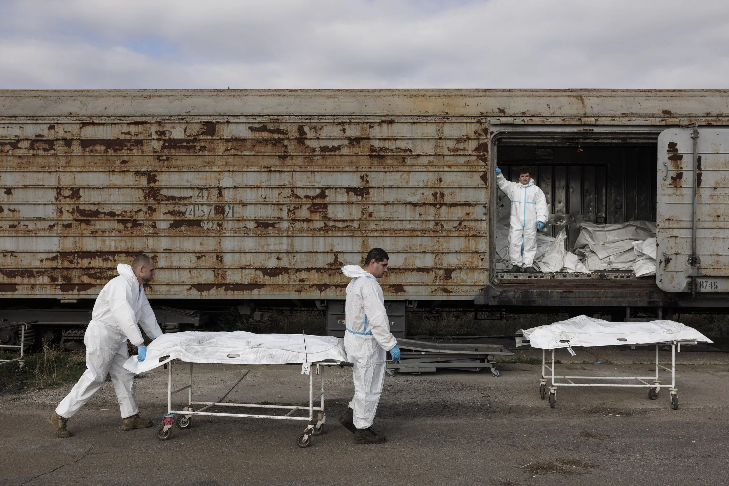 In Odesa, a quiet yet deeply painful process unfolds near the railway station. Train carriages carry the remains of Ukrainian soldiers returned from Russia, awaiting identification. The work moves slowly, dependent on DNA analysis, while families wai