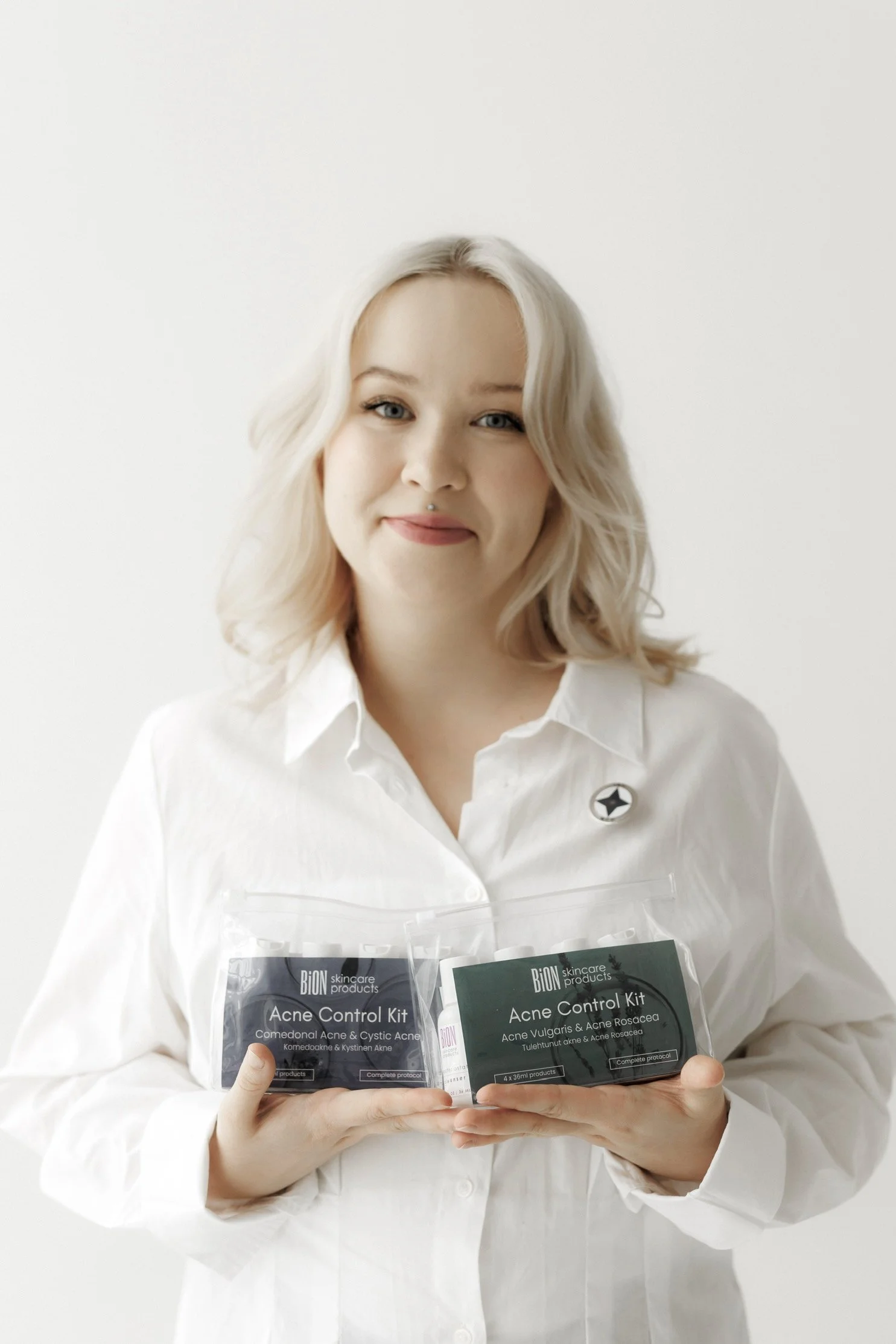 SKY-erikoiskosmetologi Sanni ja Acne Starttiin sisältyvät Acne Contol Kit aloituspakkaukset.