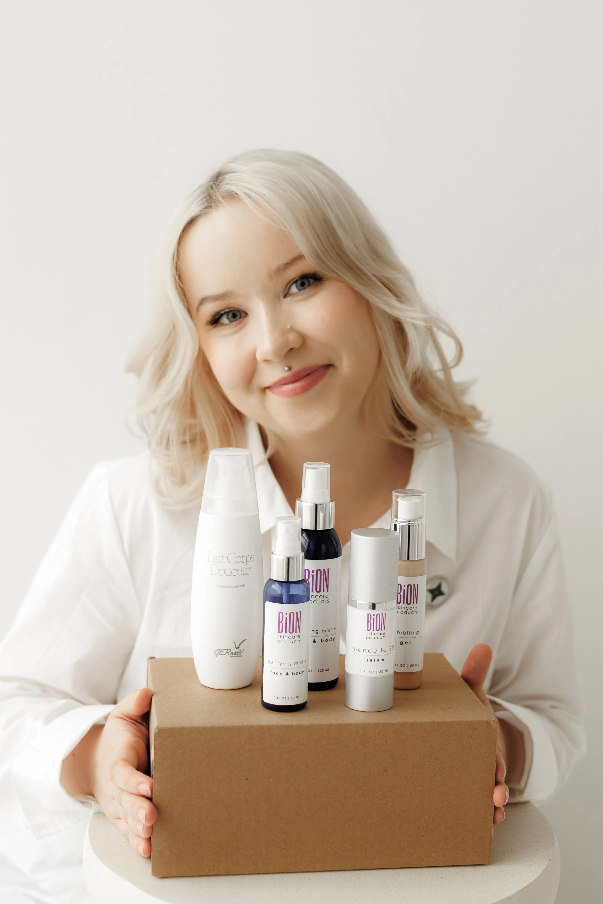 SKY-erikoiskosmetologi Sanni myy ammattikosmetiikantuotteita etänä.