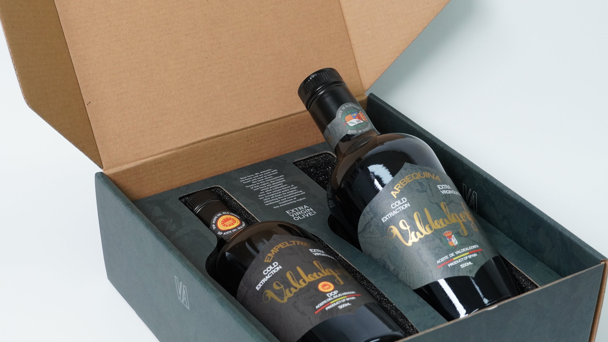 Caja con dos botellas de aceite de oliva, una grande y una pequeña, con etiqueta que dice 'Valdeoliva' y 'extra virgen, frío prensado'.