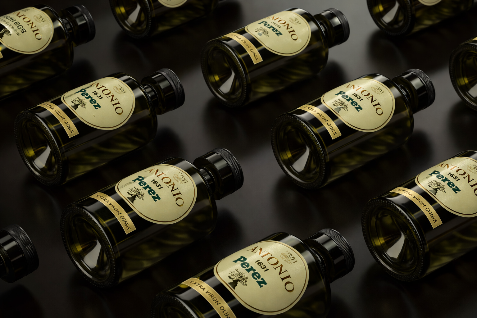 Pilotos de botellas de aceite de oliva Antoñio Pérez con etiquetas en negro, dorado y blanco, dispuestas en patrón ordenado sobre superficie oscura.
