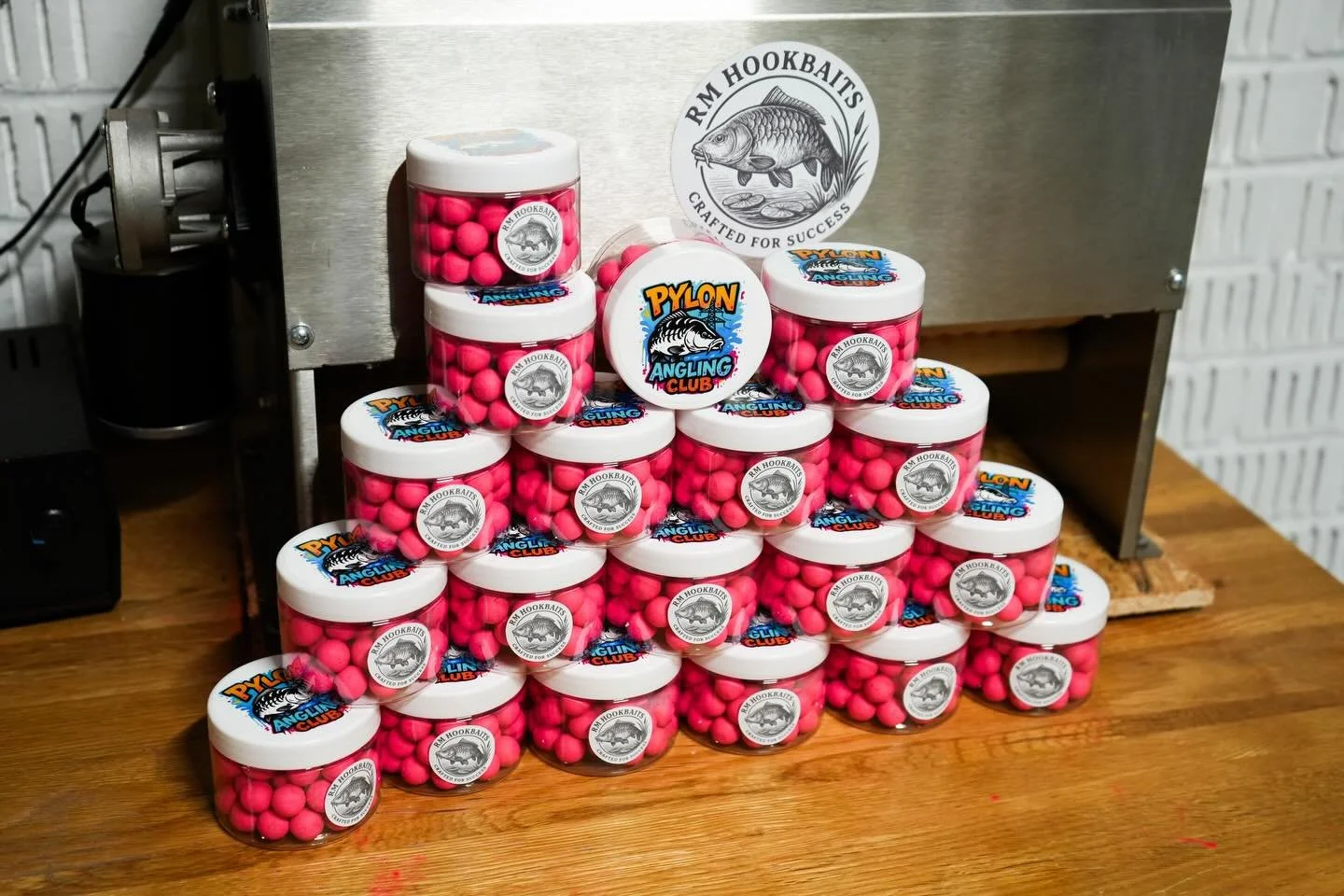 I really enjoyed rolling these 14mm Fluoro Pink Aniseed wafters for @the_pylon_pond_angling_club 

#RMhookbaits #Aniseed #Wafters