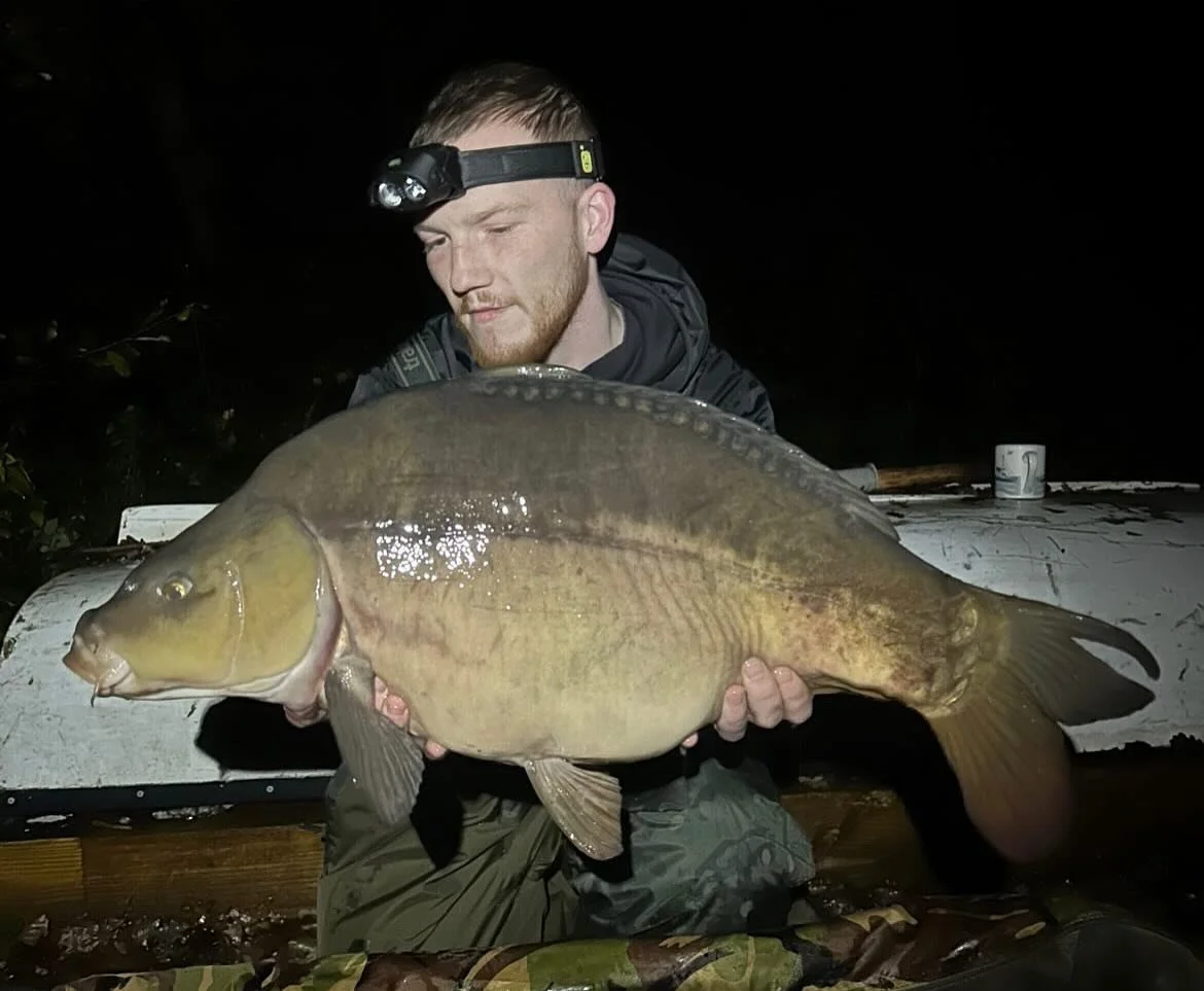 @chaztheangler had his rod out for just 20 minutes and landed this 19lb Mirror Carp! Nailed on one of our Mulberry Florentine Pop-ups, carefully presented over a bed of @incrediblebaits trap pellet and boilies

#RMhookbaits #mulberryflorentine