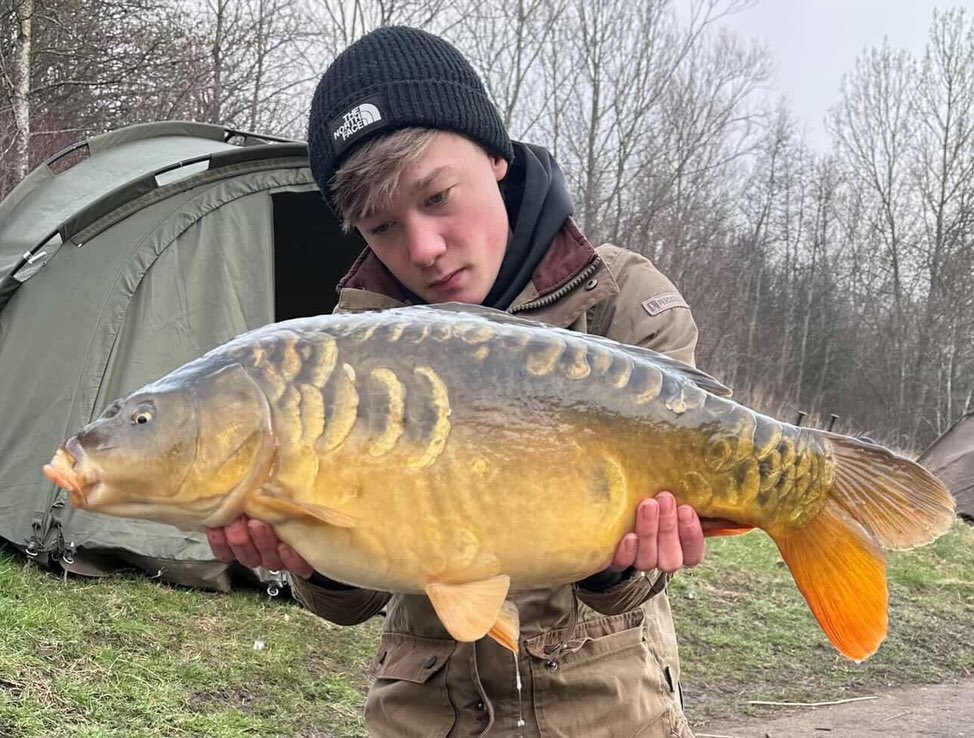 @lay.toncarp had this lovely mirror carp on a spicy squid pop up, topped with a couple of maggots. The hookbait was clearly doing the business, tempting this cracking fish and proving once again how effective that little combo can be.

#RMhookbaits #