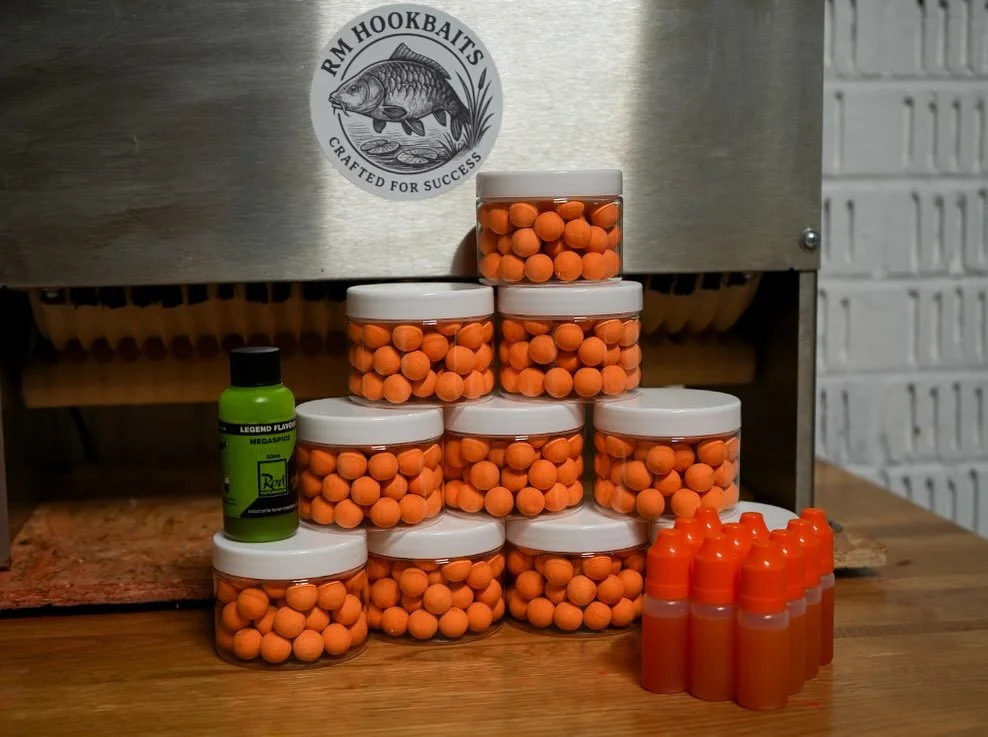 Putting the 14mm Orange Fluoro Megaspice Pop ups + 10ml bait booster on eBay tommorow 👀

#rmhookbaits #rodhutchinson #megaspice