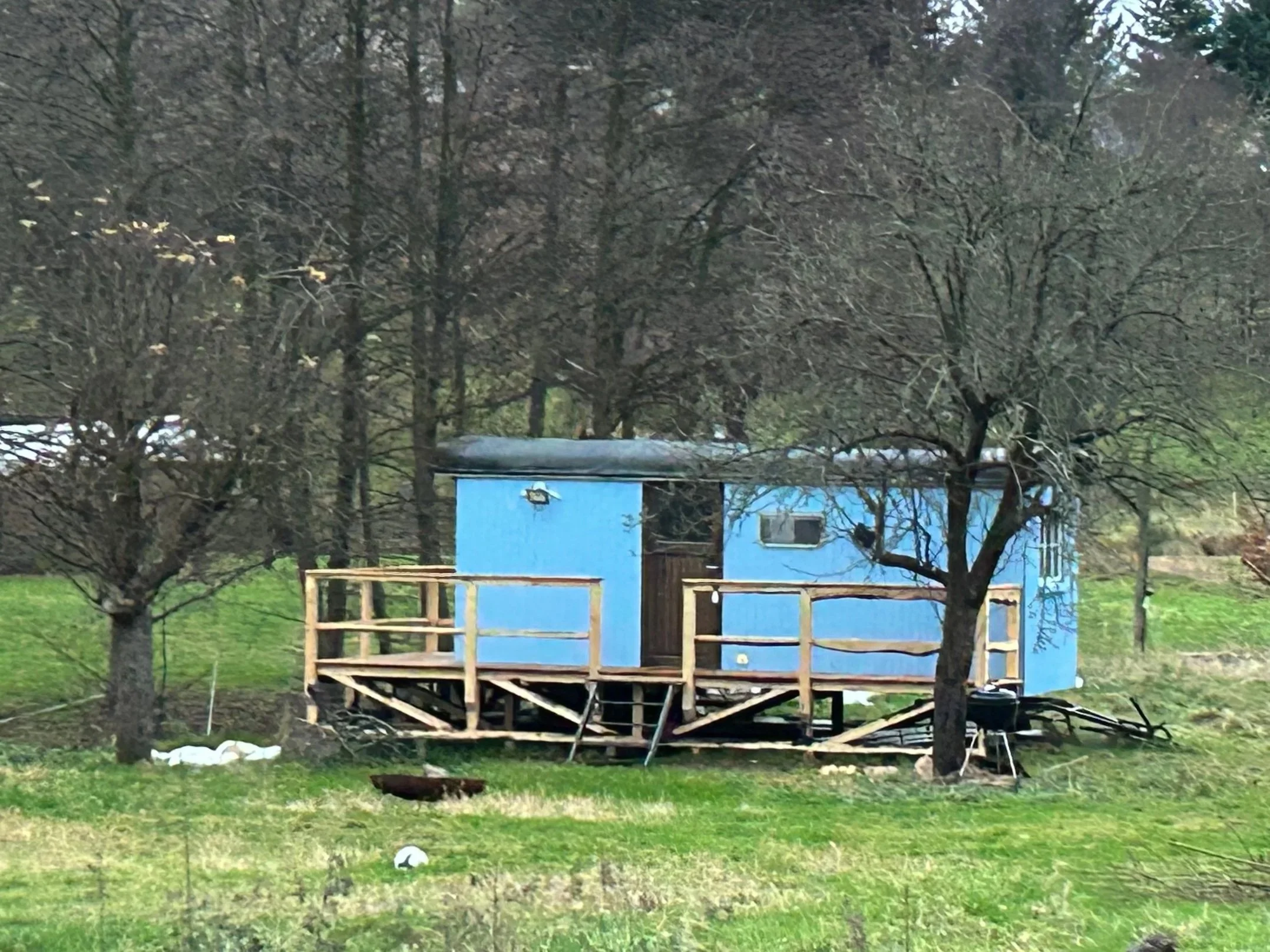Holzterrasse mit Geländer