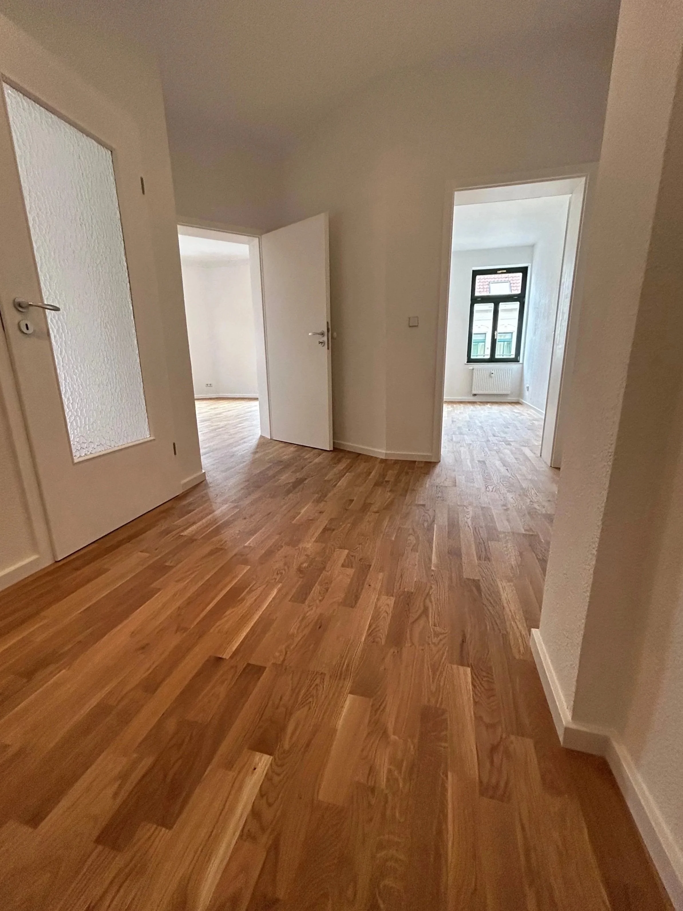 Fertigparkett Eiche und Fußleisten