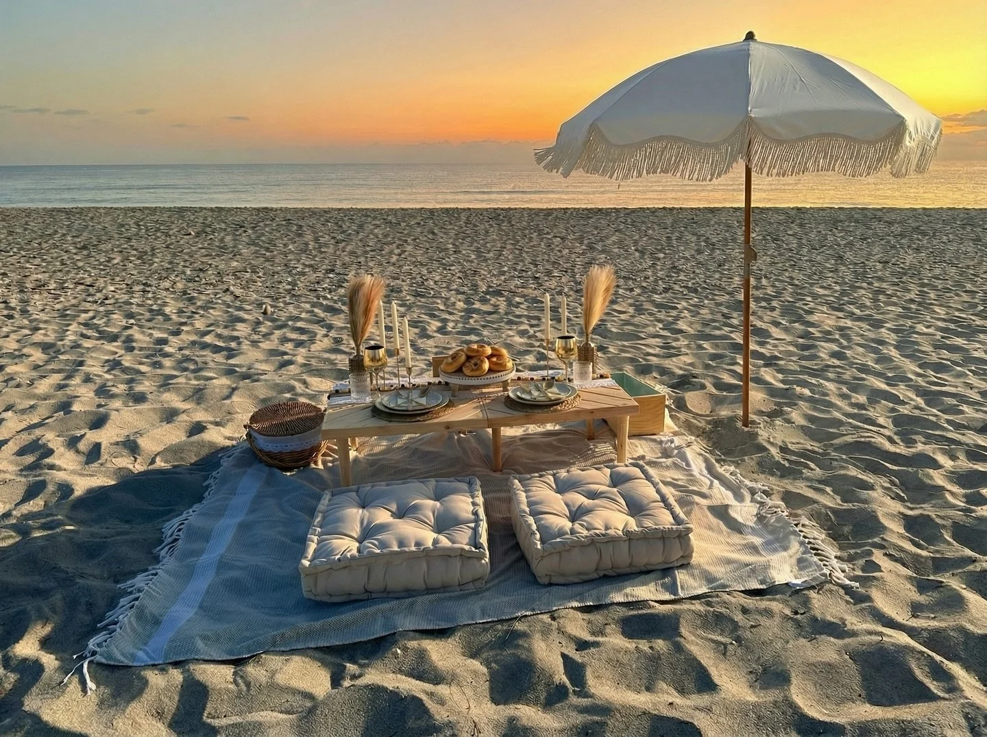 Breakfast for two&hellip; but make it the beach ☀️

This is your sign to trade brunch reservations for something a little more unforgettable ✨

Spots are filling quickly &mdash; book your own beachside breakfast 🥯 ☕️link in bio