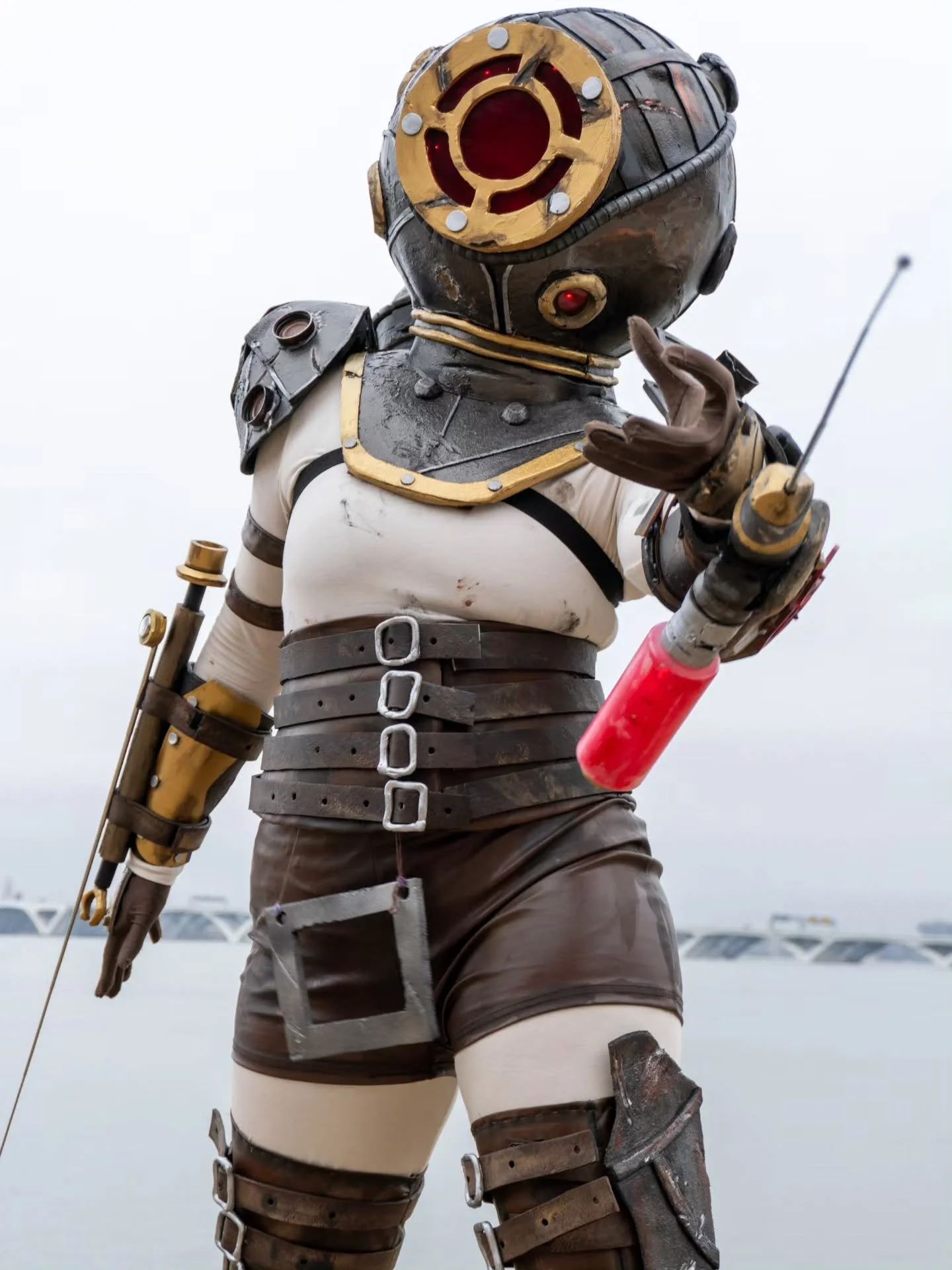 Would you kindly step a little closer? Just a little prick..." 💉🩸

Another set of Peyton as Big Sister from BioShock 2.

Big Sister @peypocalypse
📸 @tempestandglass
📍 @magfest 2026

#BioShock #BioShock2 #BigSisterCosplay #CosplayPhotography 