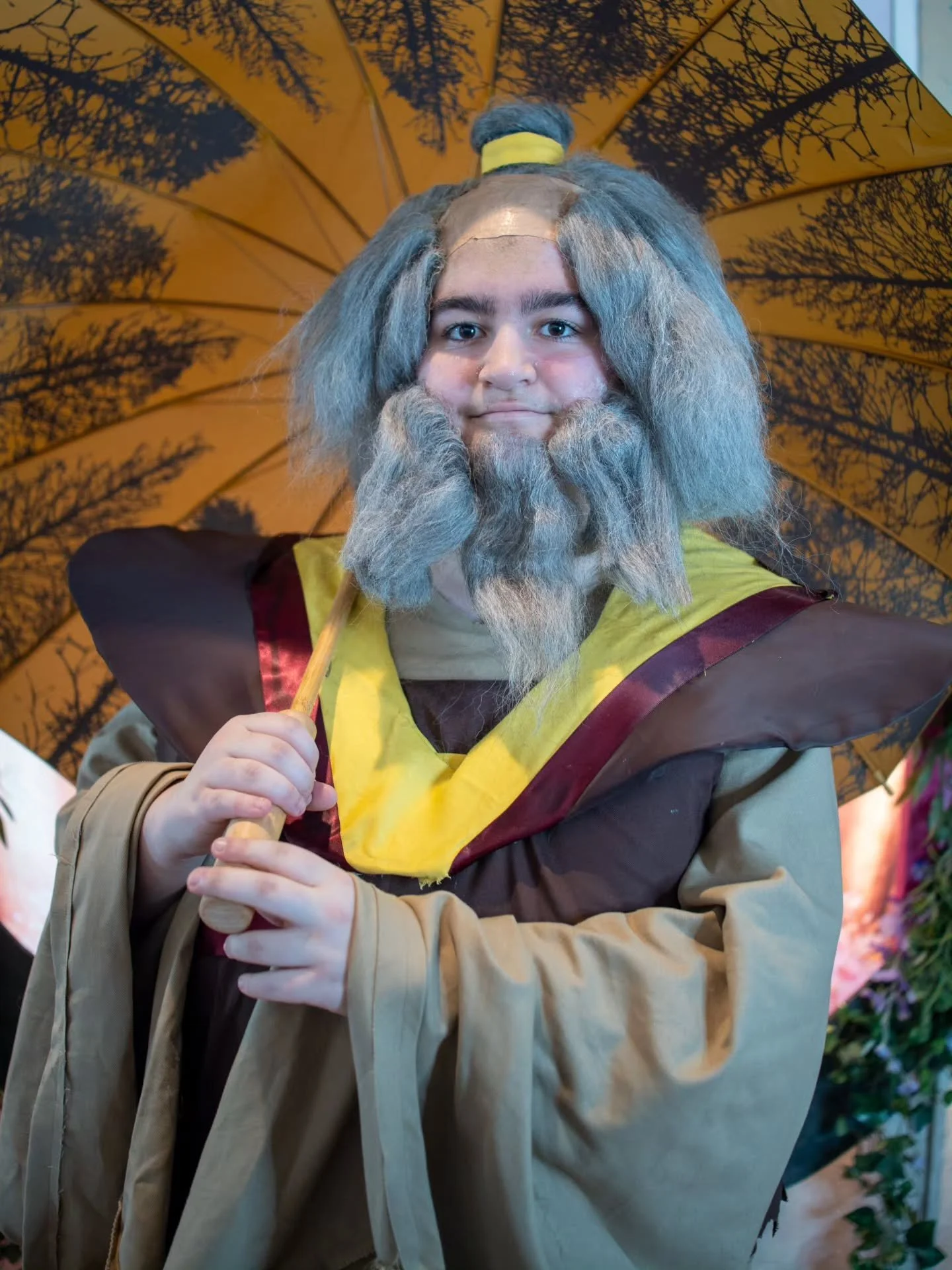 In a world that moves too fast, be the calm in the middle of it. Sometimes a cup of tea is enough.

Uncle Iroh: @misty.cosplay.sam
📸 @tempestandglass
📍@zenkaikon

#avatarthelastairbender #avatarcosplay #uncleiroh #cosplay #zenkaikon
