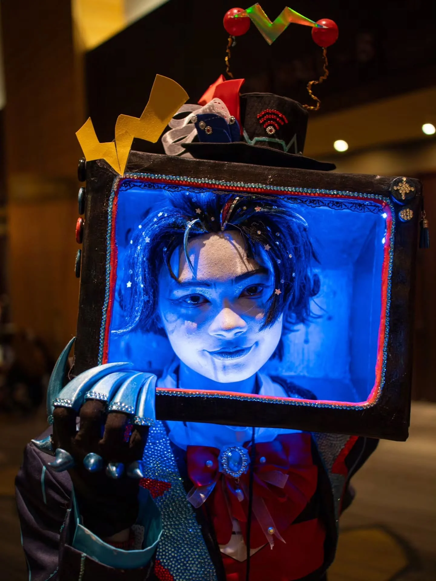 Now streaming from Hell....Trouble in High Definition! 📺⚡️😈

Vox: @porcelaincourt
📸 @tempestandglass
📍@zenkaikon

#HazbinHotel #HazbinHotelCosplay #VoxCosplay #cosplay #zenkaikon