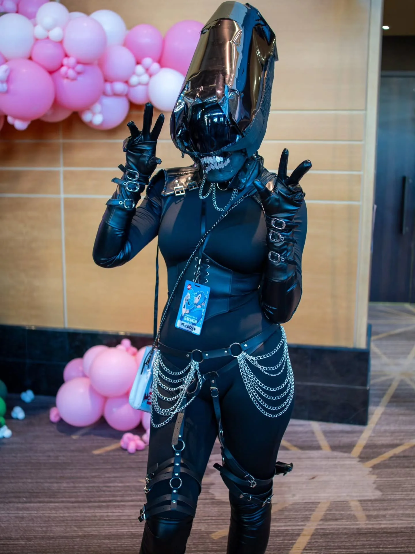 In space, no one can hear you pose. 👽

Xenomorph Queen from Alien
📸 @tempestandglass
📍@zenkaikon

#Alien #Xenomorph #AlienQueen #Cosplay #Zenkaikon