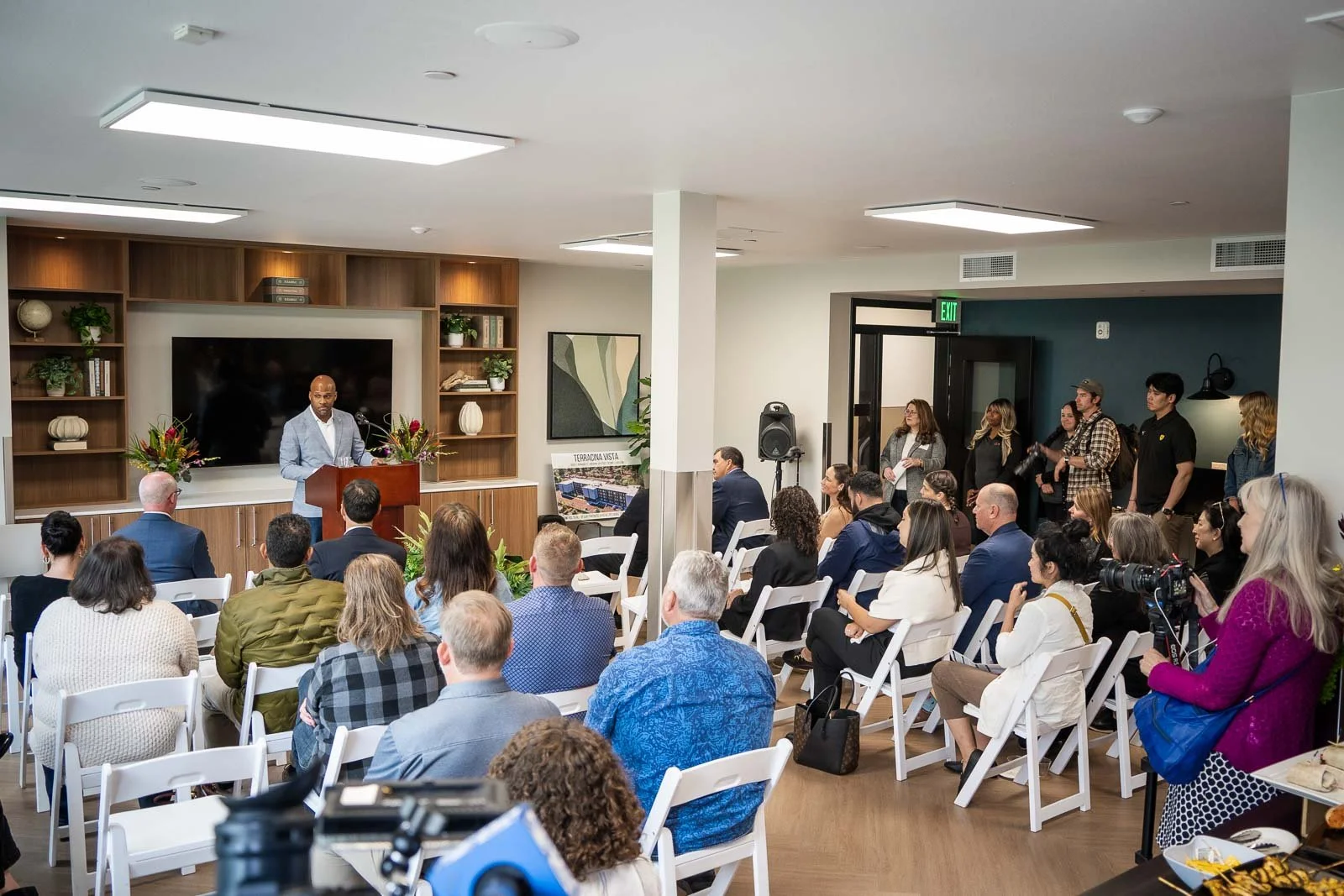 Gresham Mayor Travis Stovall giving a speech to a crowded room