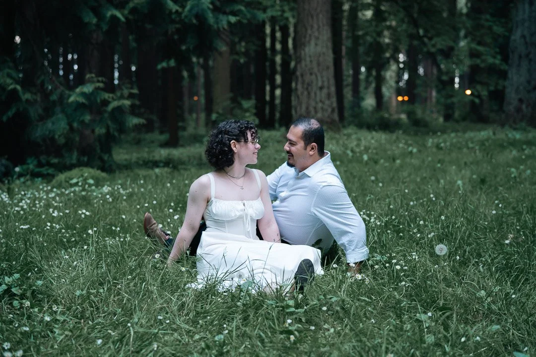 Moody couples shoot in the grass surrounded by daises