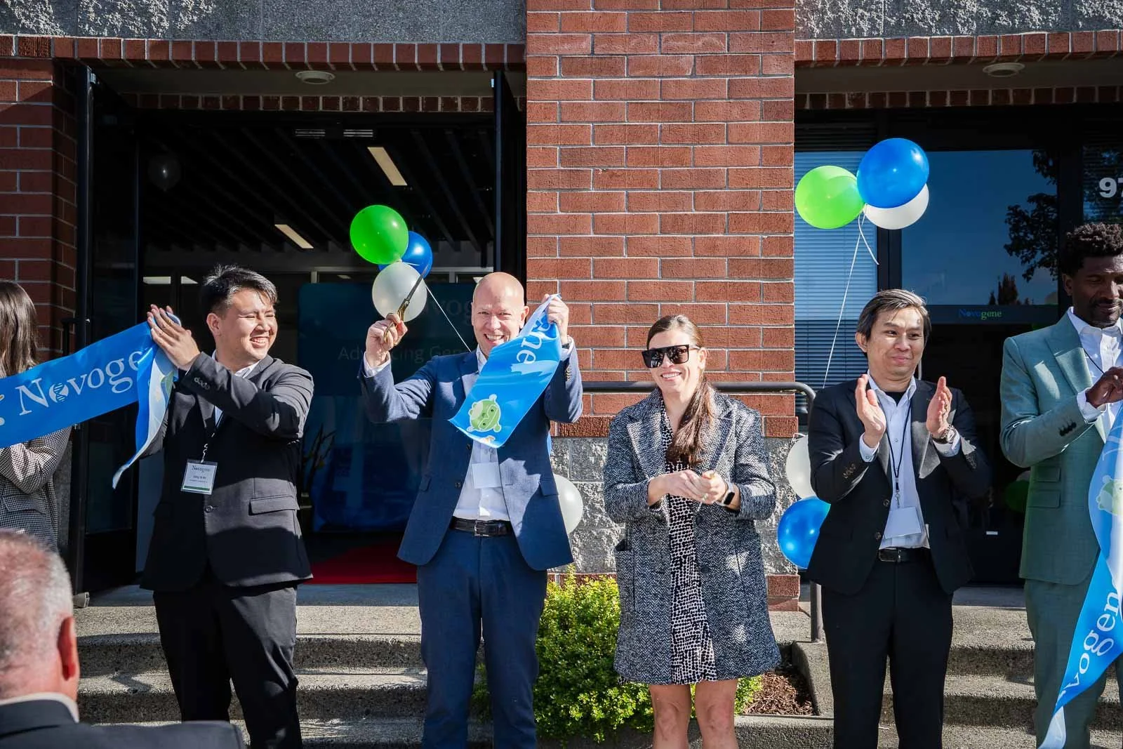 Beaverton Mayor, Lacey Beaty, cutting the ribbon for the opening of Novogene Lab