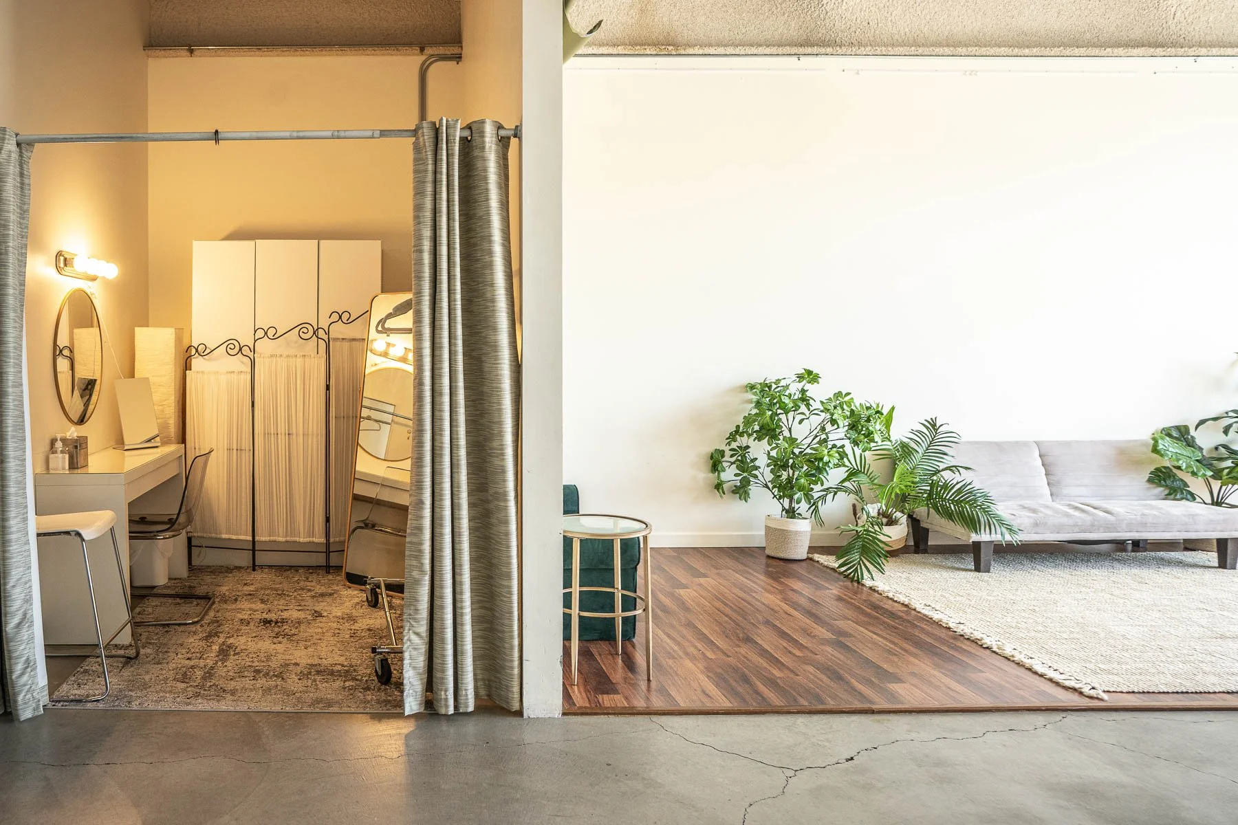 Headshot studio changing room