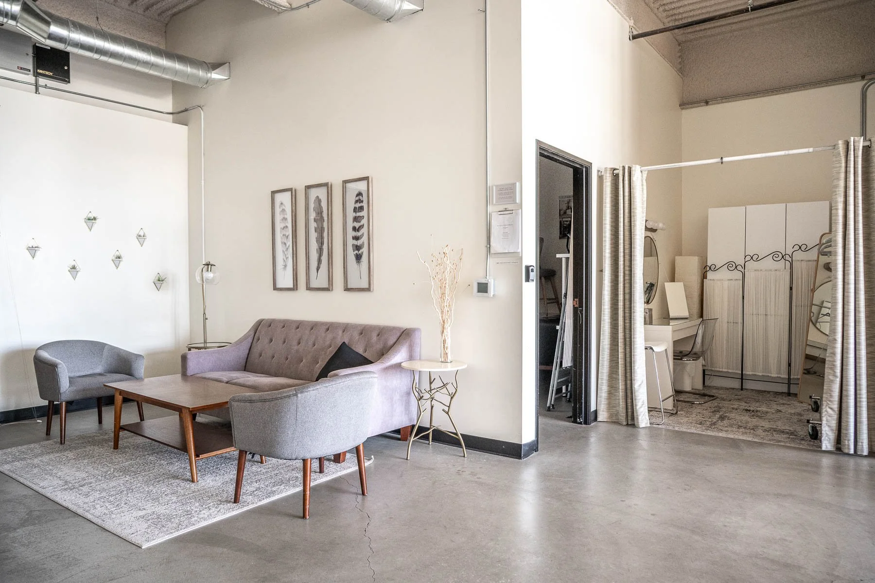 Headshot studio equipped with a changing room and lounge