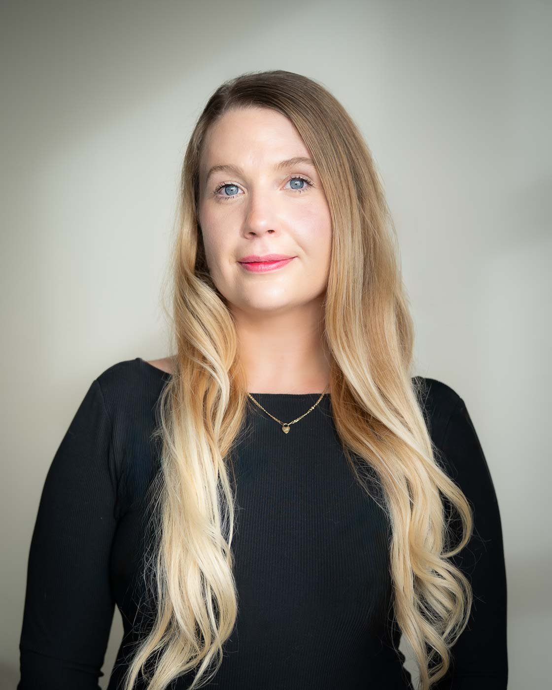 Headshot of a woman in PDX-Portraits natural light studio