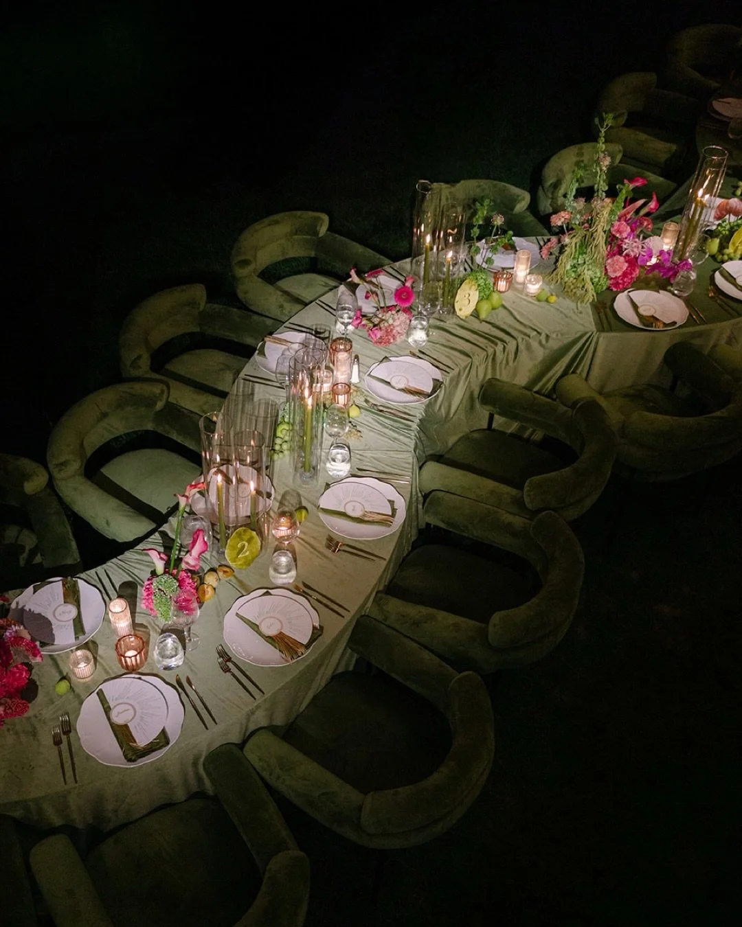 Don&rsquo;t you dare tempt me with a velvet table and a good time. 

Ashlyn + Tyler we love you forever, and @hummingbirdwed you&rsquo;ve done it again sister, we&rsquo;ll never get over it. 

Planning + Design: @hummingbirdwed 
Florals: @sweettalkfl