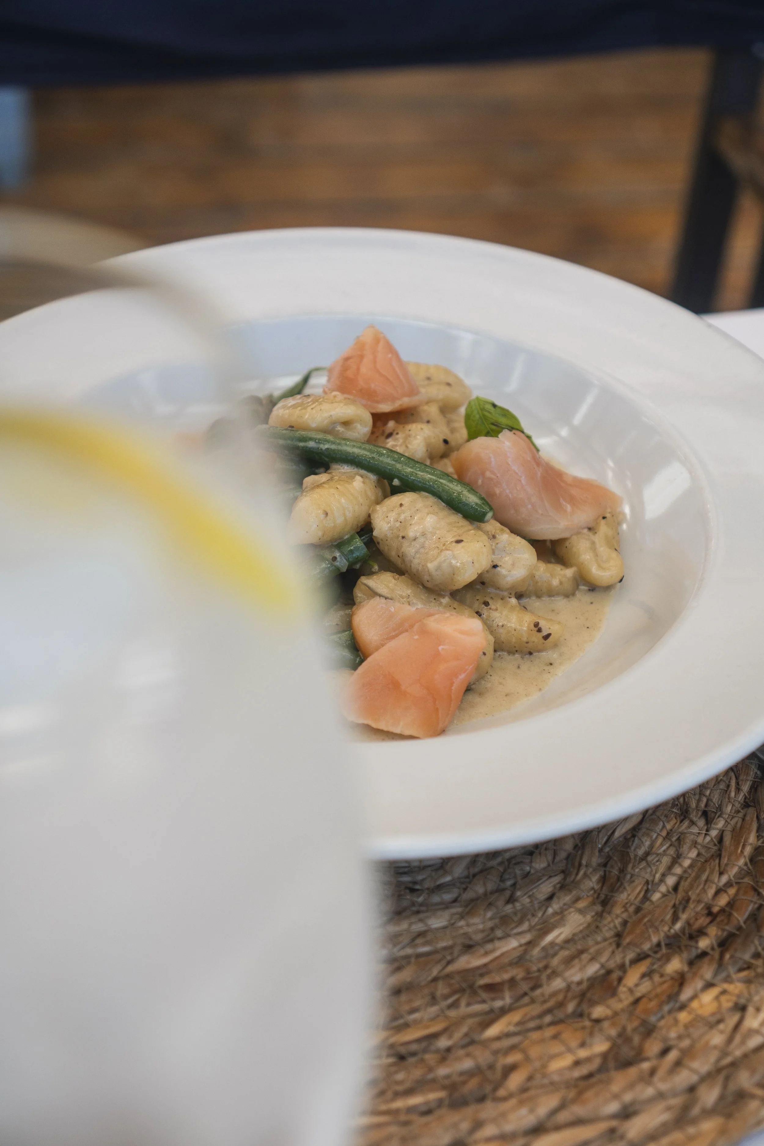 Ñoqui casero de sémola e hinojo - crema de eneldo y pimienta verde - trucha curada