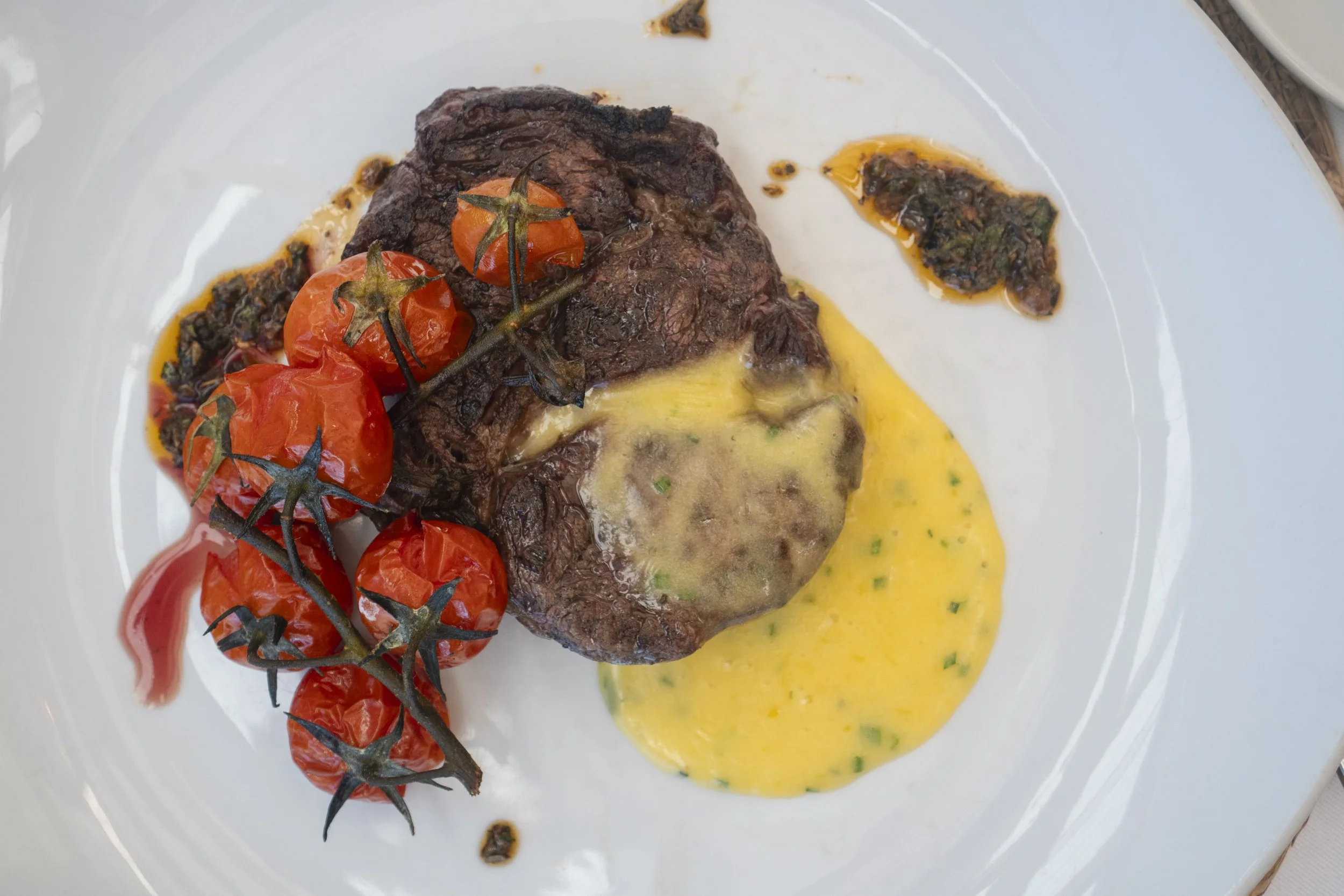 Ojo de bife • salsa bearnesa • chimichic • papa especiada
Rib-eye steak • béarnaise sauce • chimichurry • spiced potatoes