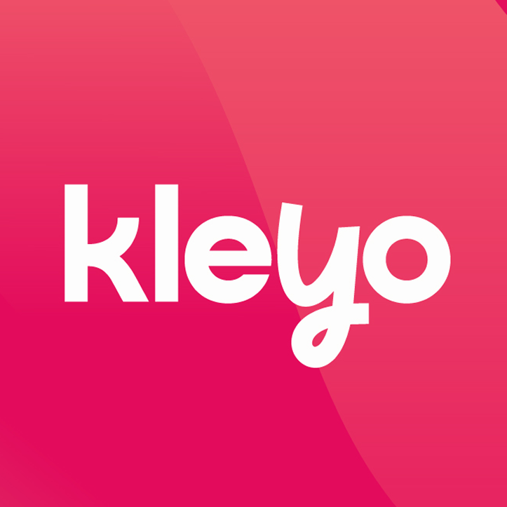 Logo van kleyo op een roze achtergrond.