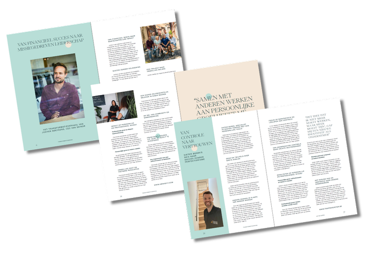 Drie opengeklapte brochures met teksten en foto's van mensen, met een professionele lay-out in pastelkleuren.