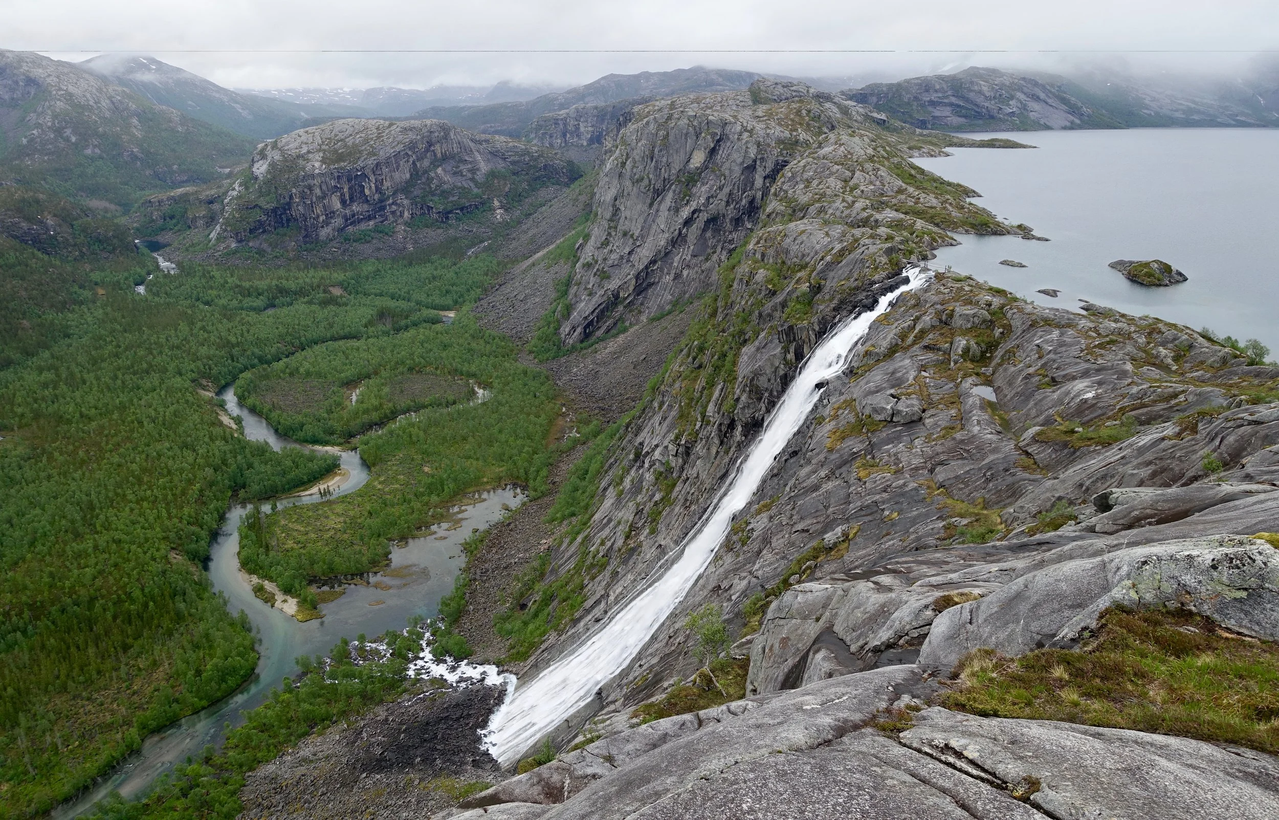 Loop hike around Rago National Park in Norway
