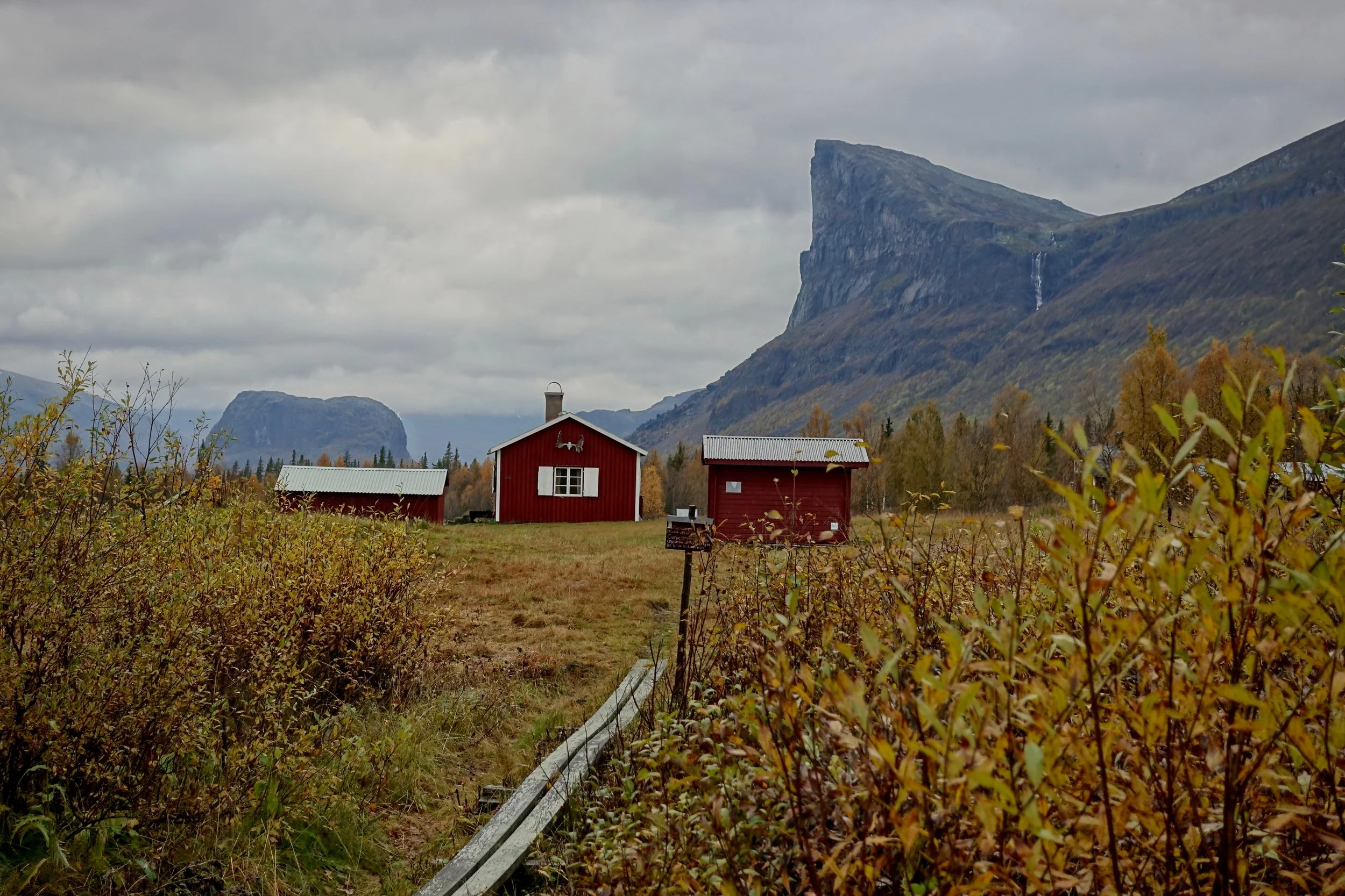 Aktse hut and mountain Skierfe from below