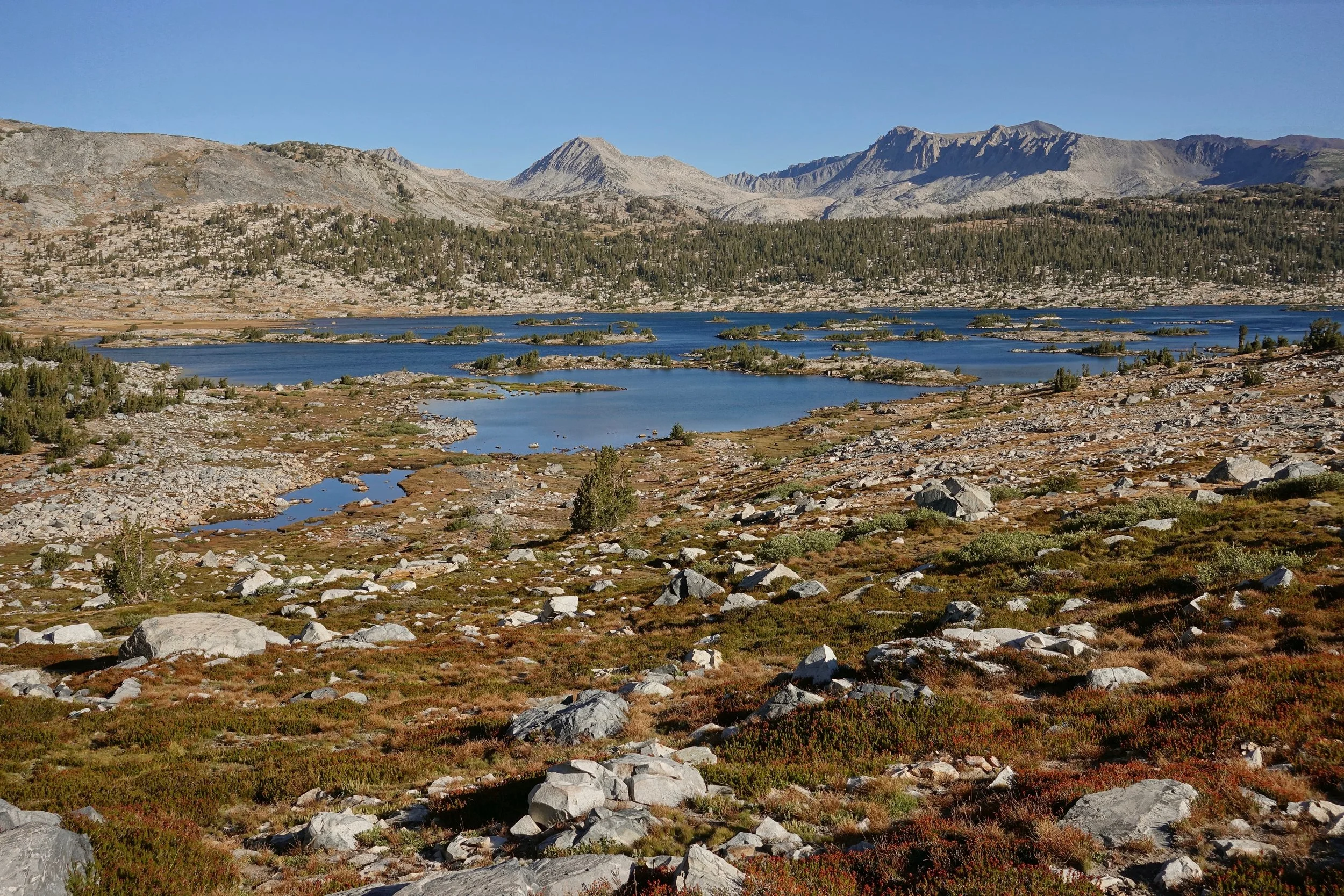 Walking above Thousand Island lake to the pass