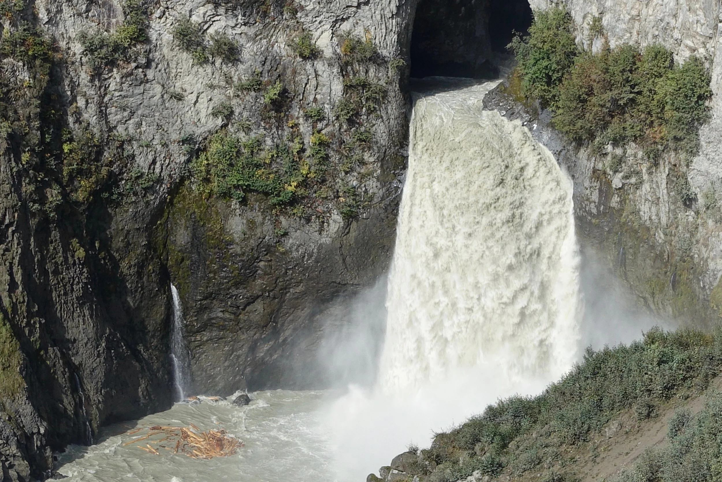 Keyhole Falls from above in Canada hiking