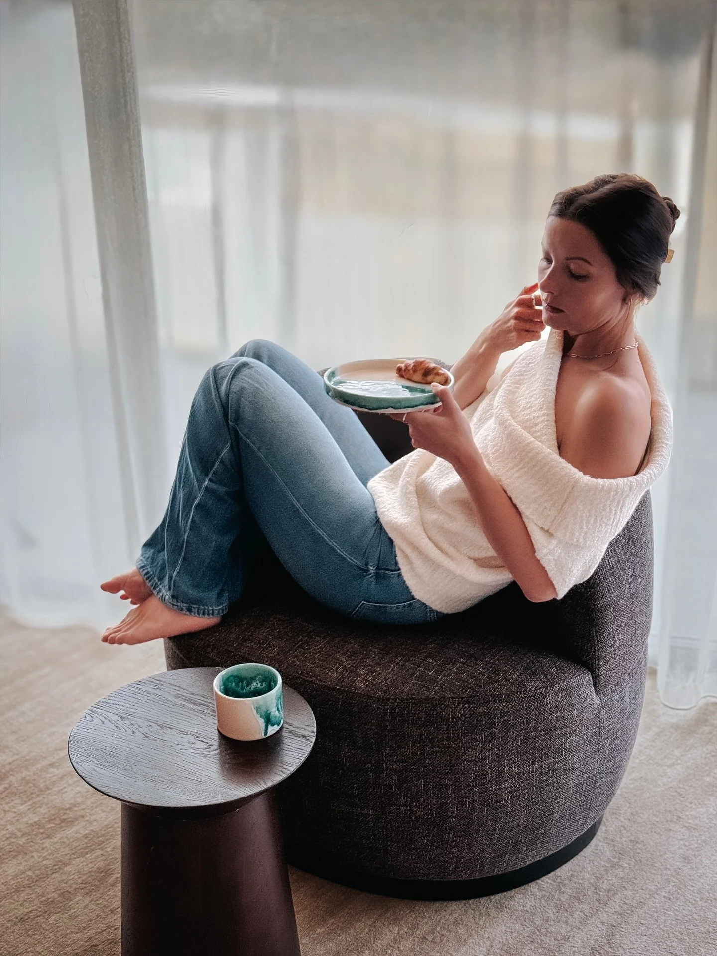 𝗗𝗶𝗲 𝗴𝘂𝘁𝗲𝗻 𝗠𝗼𝗺𝗲𝗻𝘁𝗲 𝘀𝗲𝗵𝗲𝗻 𝗺𝗲𝗶𝘀𝘁𝗲𝗻𝘀 𝘂𝗻𝘀𝗽𝗲𝗸𝘁𝗮𝗸𝘂𝗹&auml;𝗿 𝗮𝘂𝘀.

Ein stiller Morgen.
Ein Teller. Ein Kaffee. Ein paar Minuten Ruhe.

Genau f&uuml;r solche Augenblicke entsteht meine Keramik.

Momente, in denen der 