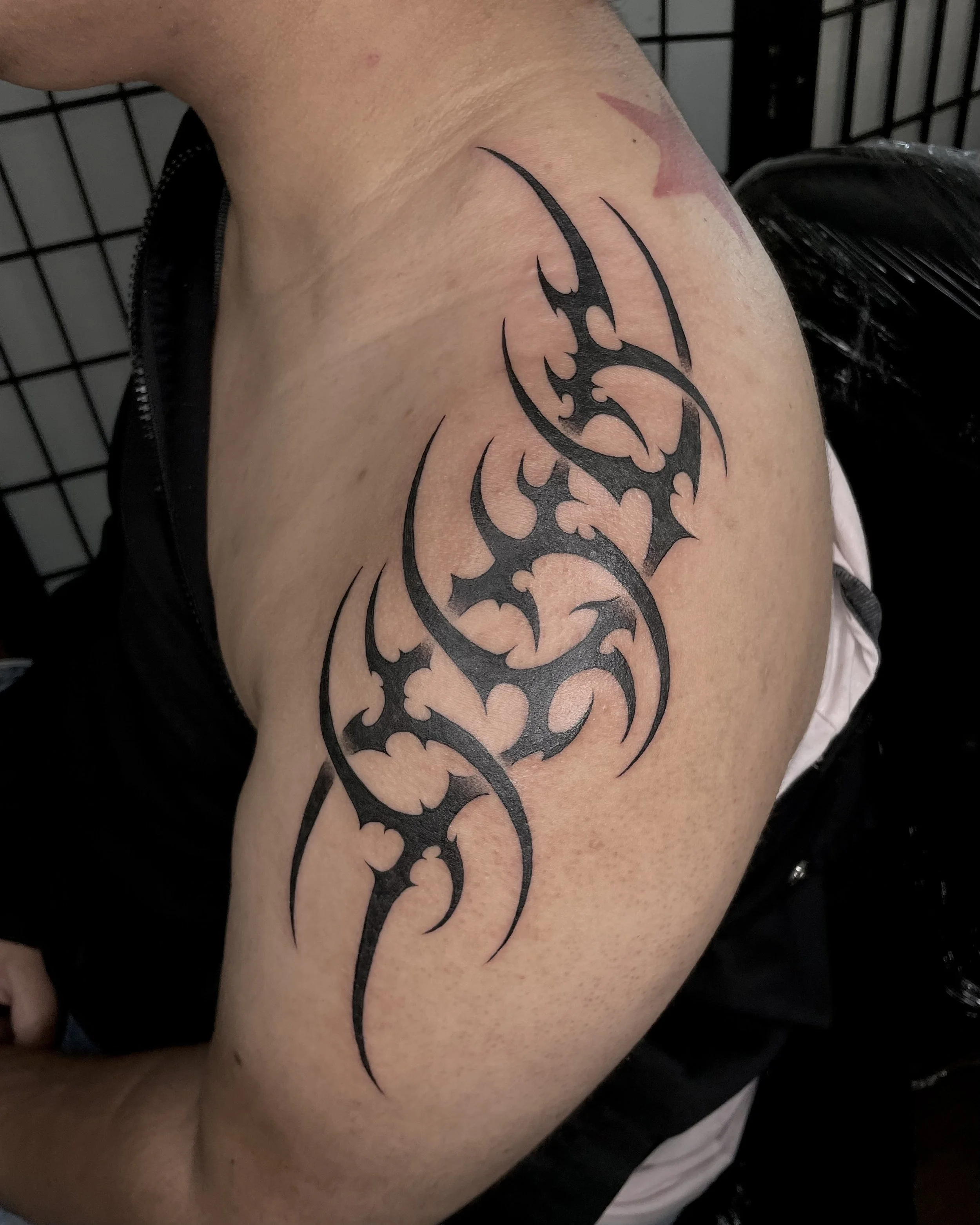 neo tribal shoulder tattoo