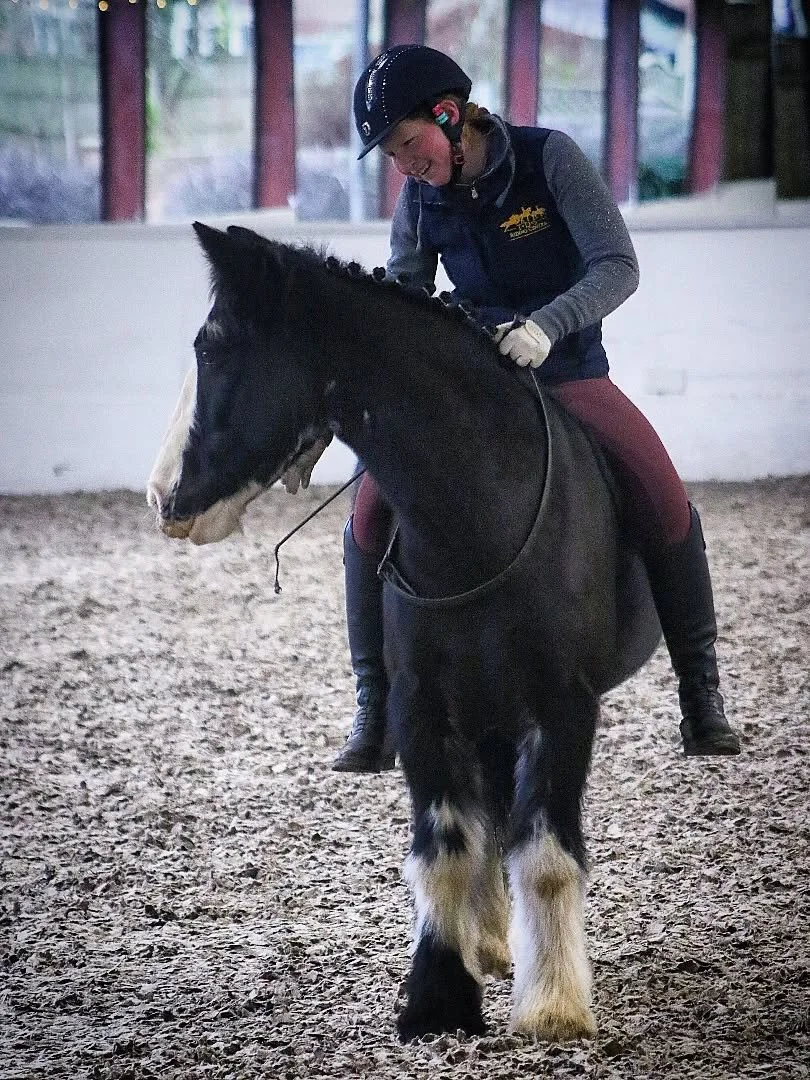 Rounded off the year with a little bit of festive dressage. I couldn't resist nabbing my favourite @tdsridingcentre pony, Dennis, for a spot of tackless dressage 🤩 He's such a cool little dude, especially considering a distinct shortage of practice 