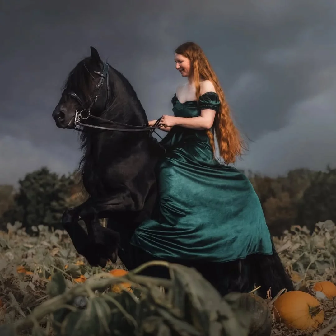 Just a little throwback to last autumn and the epic shoot I took part in with Pea for @angelfirephoto 🥰 So much fun, such amazing photos!

I figured it was about time to update all of Pea's many fans... the #microfriesian is living his absolute best