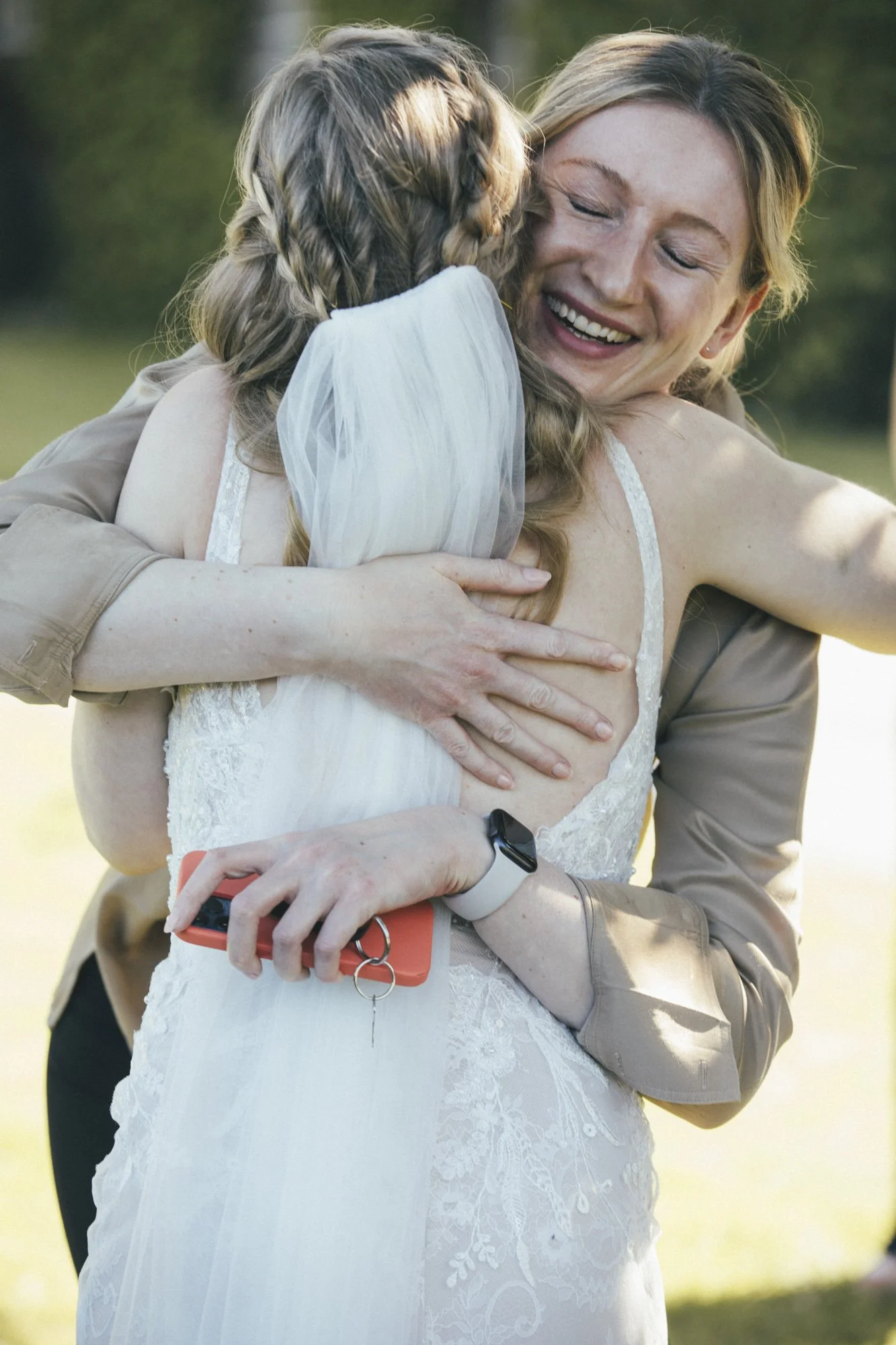 Hochzeitssängerin wird nach der Trauung von der Braut umarmt