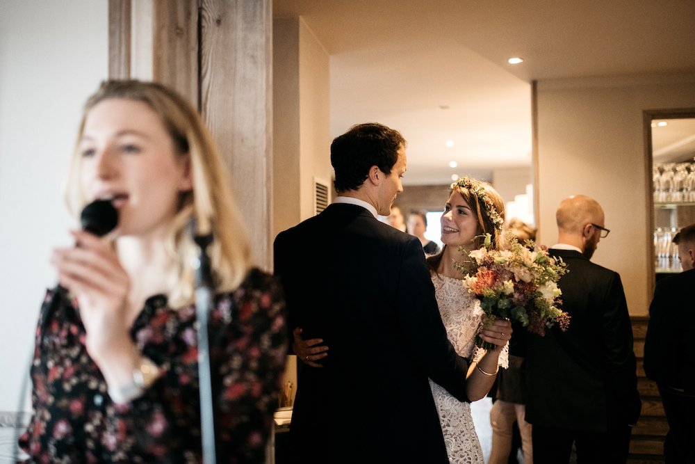 Live-Gesang beim Sektempfang nach der Trauung in stilvollem Rahmen.