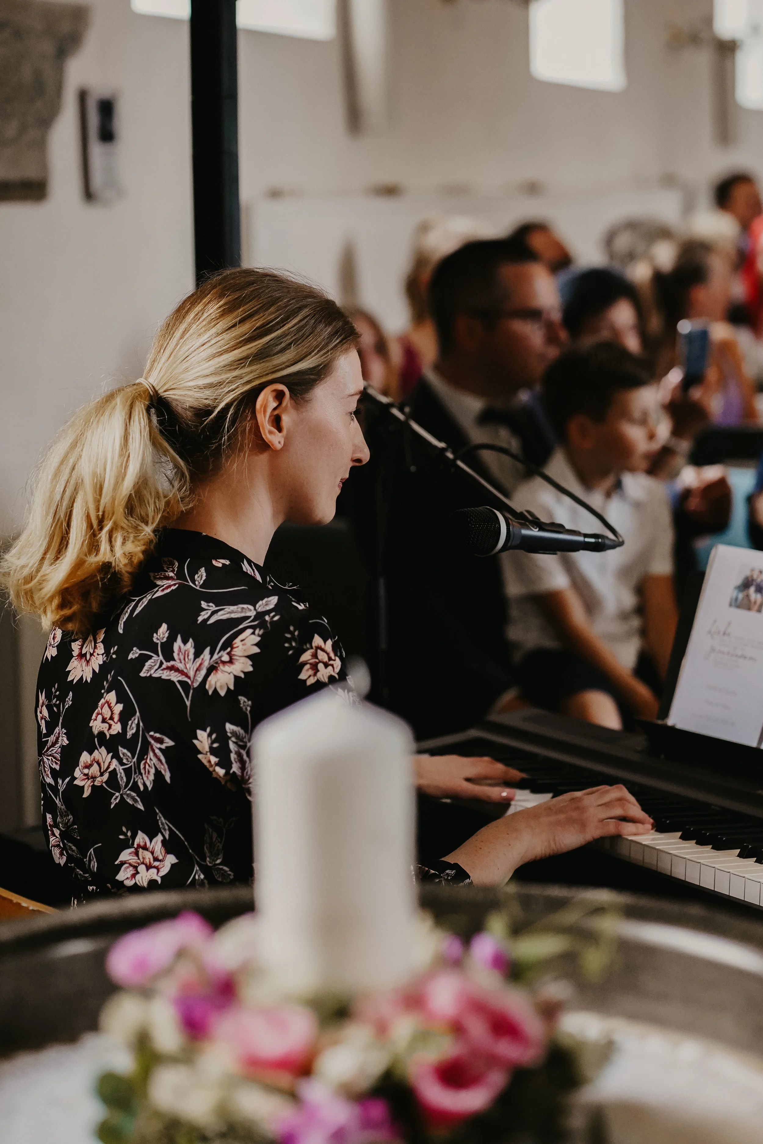 Live-Gesang mit Klavier bei einer kirchlichen Trauung während der Zeremonie.