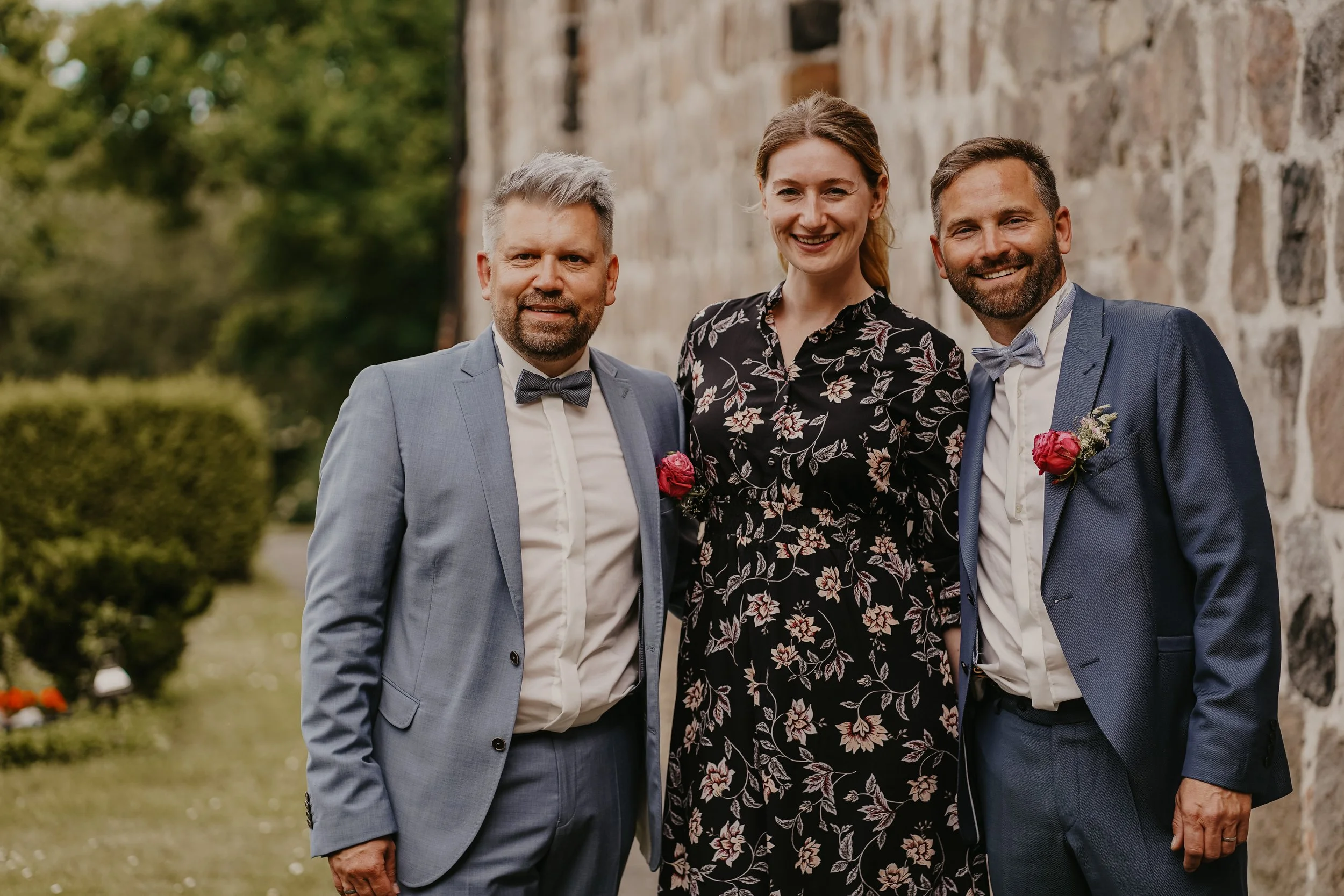 Erinnerungsfoto mit dem Brautpaar nach einer begleiteten Hochzeit.