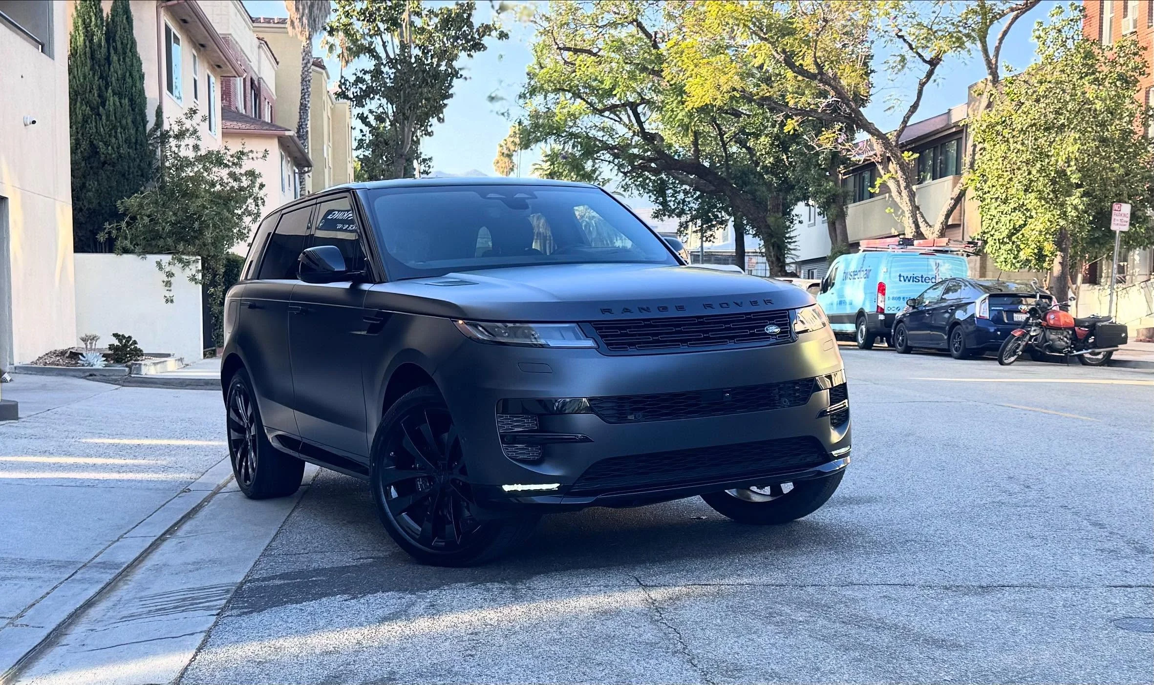 SOLD AND DELIVERED ✅
Congratulations to our customer with her brand new car 🍾
#landrover #rangerover #sport #bestautobrokers #bab