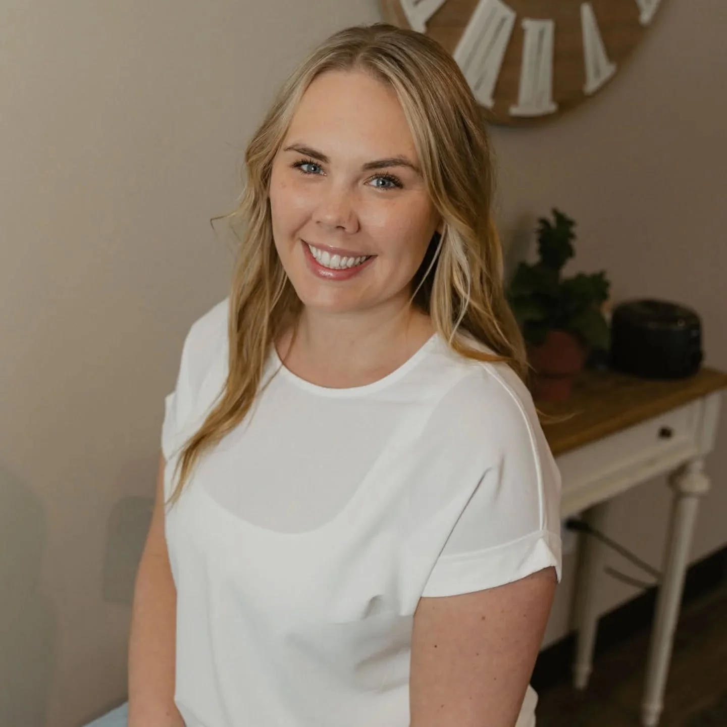 Hi, I&rsquo;m Lexi the hands, heart, and lymph-loving brain behind N&Oslash;DE.

I specialize in lymphatic drainage, sculpting massage, and myofascial work with a focus on helping you feel less puffy, less stuck, and more connected to your body.

My 