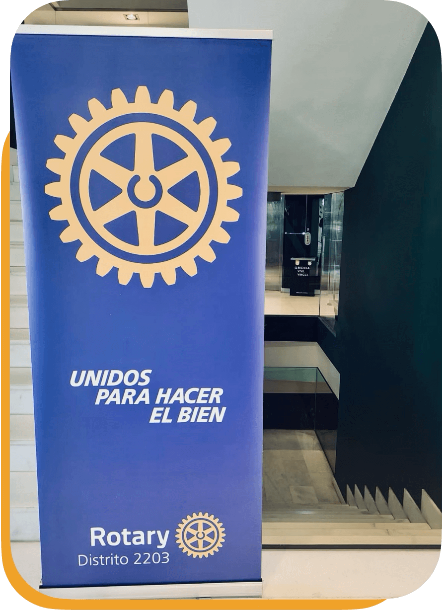 Pancarta azul con el logotipo del Rotary y la frase 'Unidos para hacer el bien'.