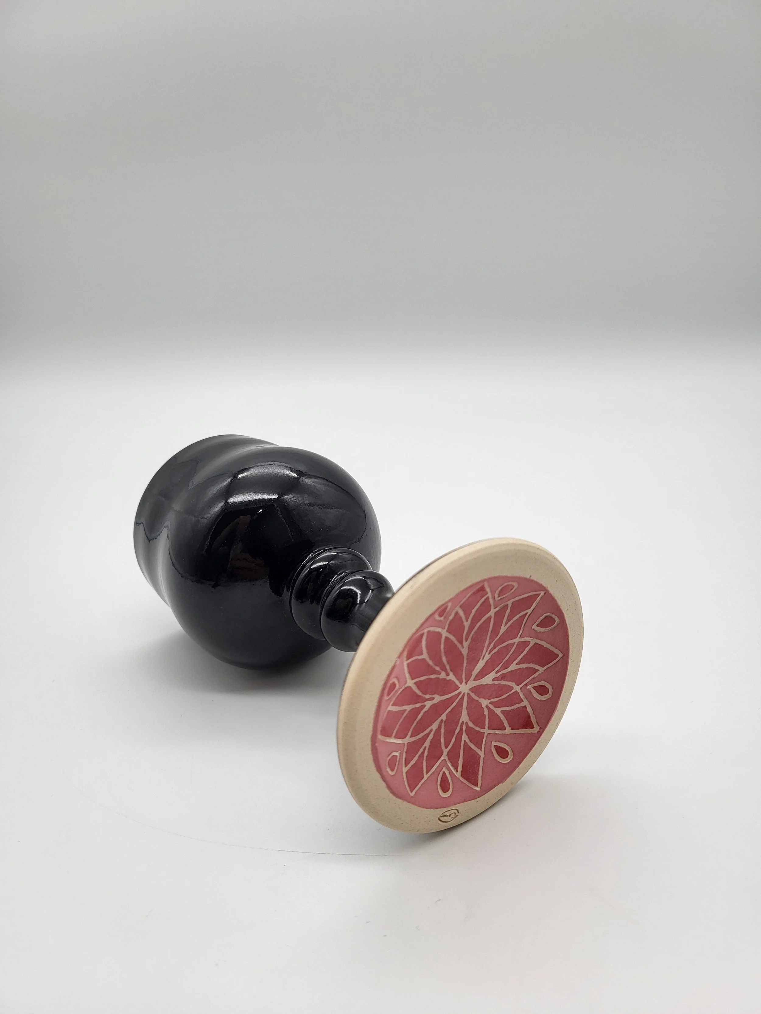 Calice 2 Libre-Argile resserré en haut mandala rouge 05.jpg