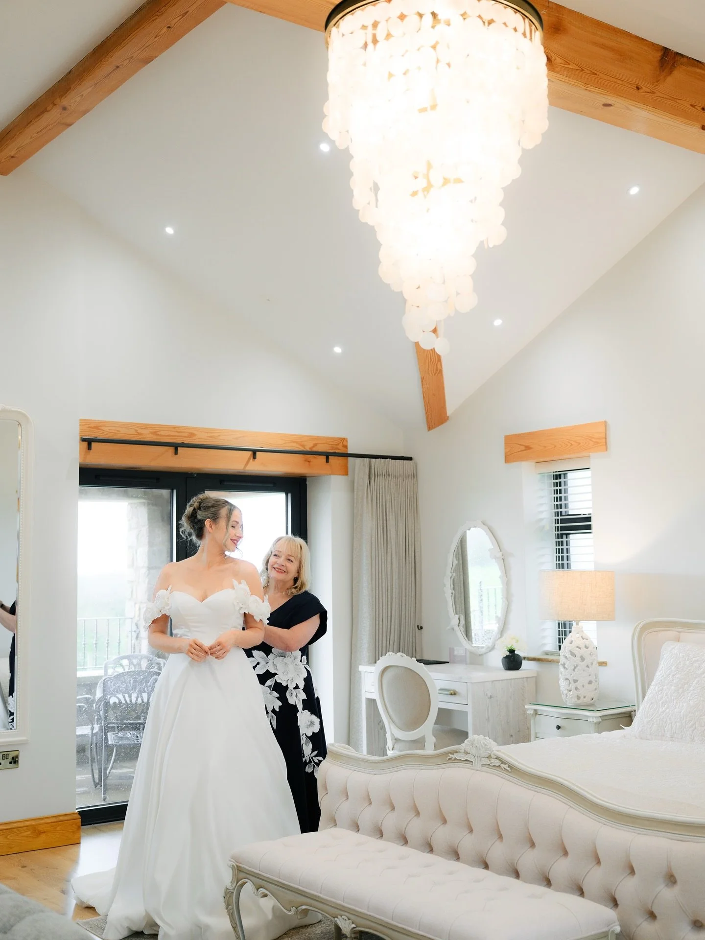 There&rsquo;s something so special about those final quiet moments before &ldquo;I do&rdquo; ✨

The finishing touches, the dress carefully fastened, the veil gently placed&hellip; all surrounded by the calm beauty of The Meadows suites at Beeston Man