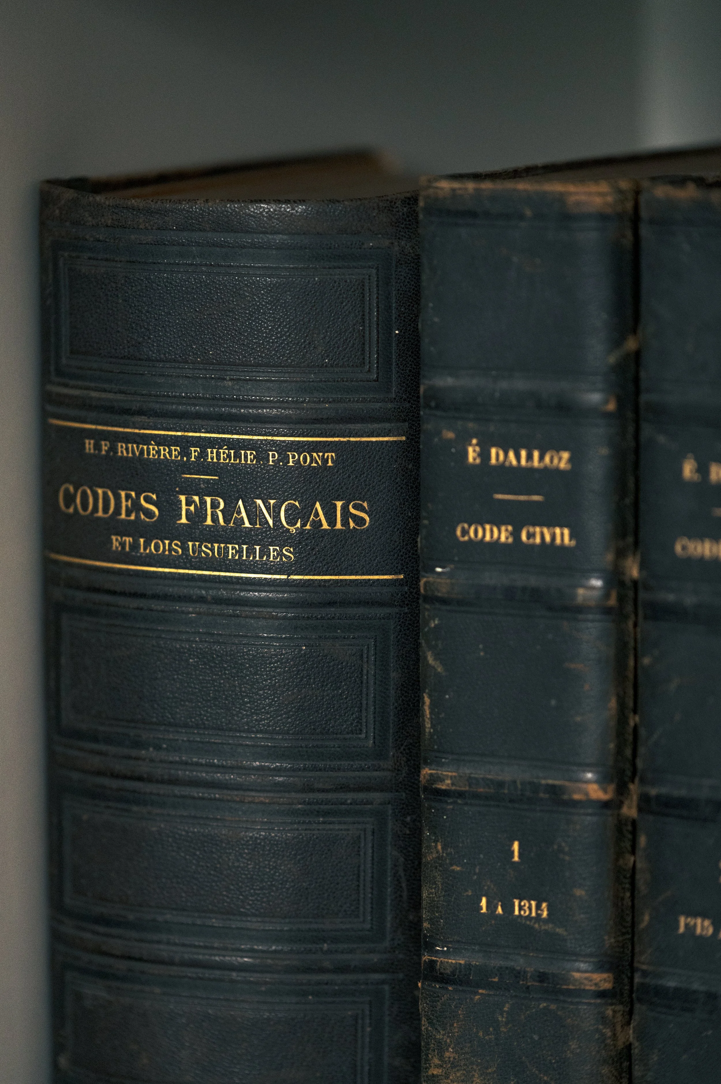 Codes juridiques français anciens, Code civil Dalloz et ouvrages de droit,  au sein de l'office notarial VESCO PAVIANI NOTAIRES à Cormeilles-en-Parisis