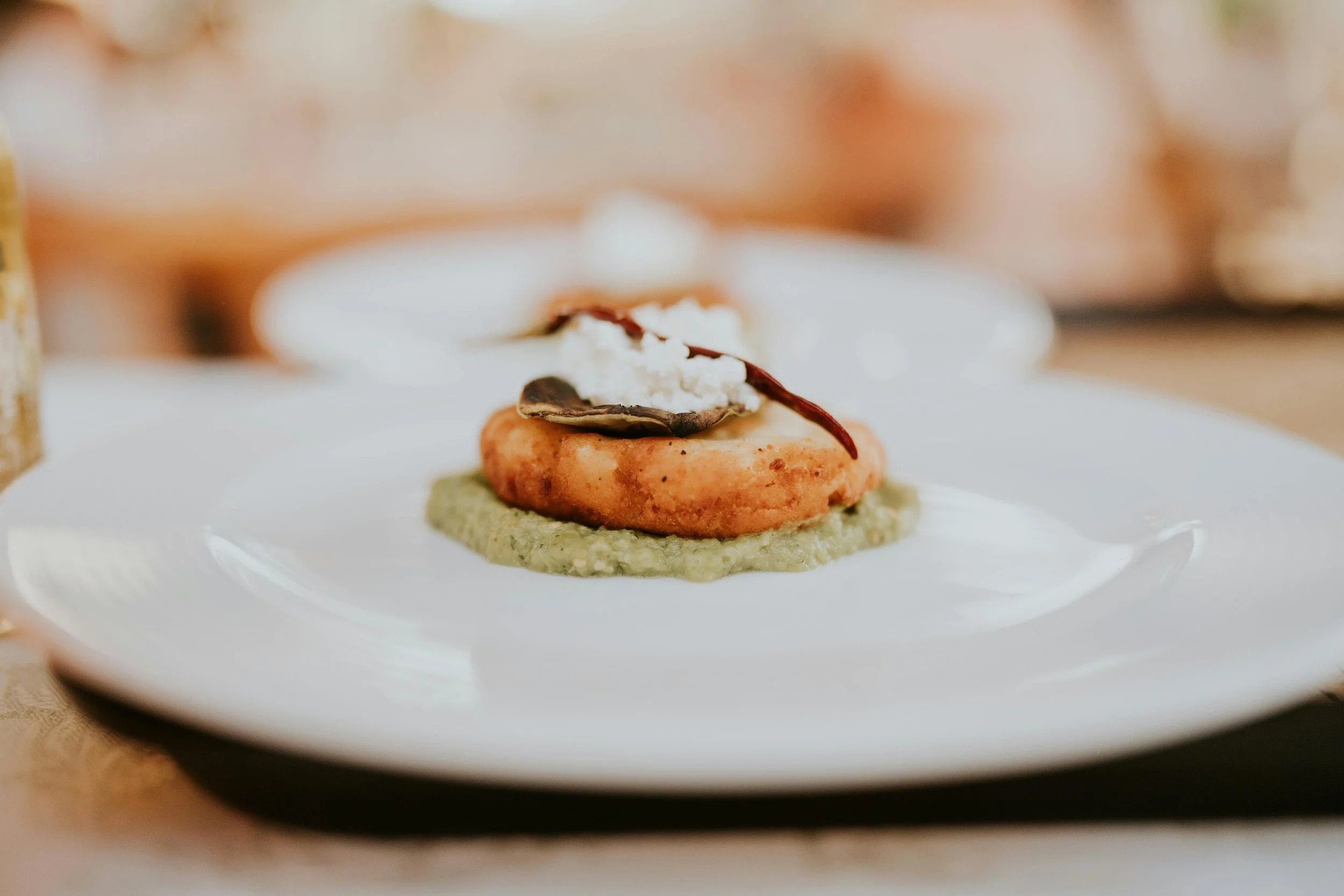 Exposición de fotografías en exteriores, con imágenes en blanco y negro de una pareja en diferentes poses, colgadas en soportes con lazos decorativos en un parque con césped y árboles.