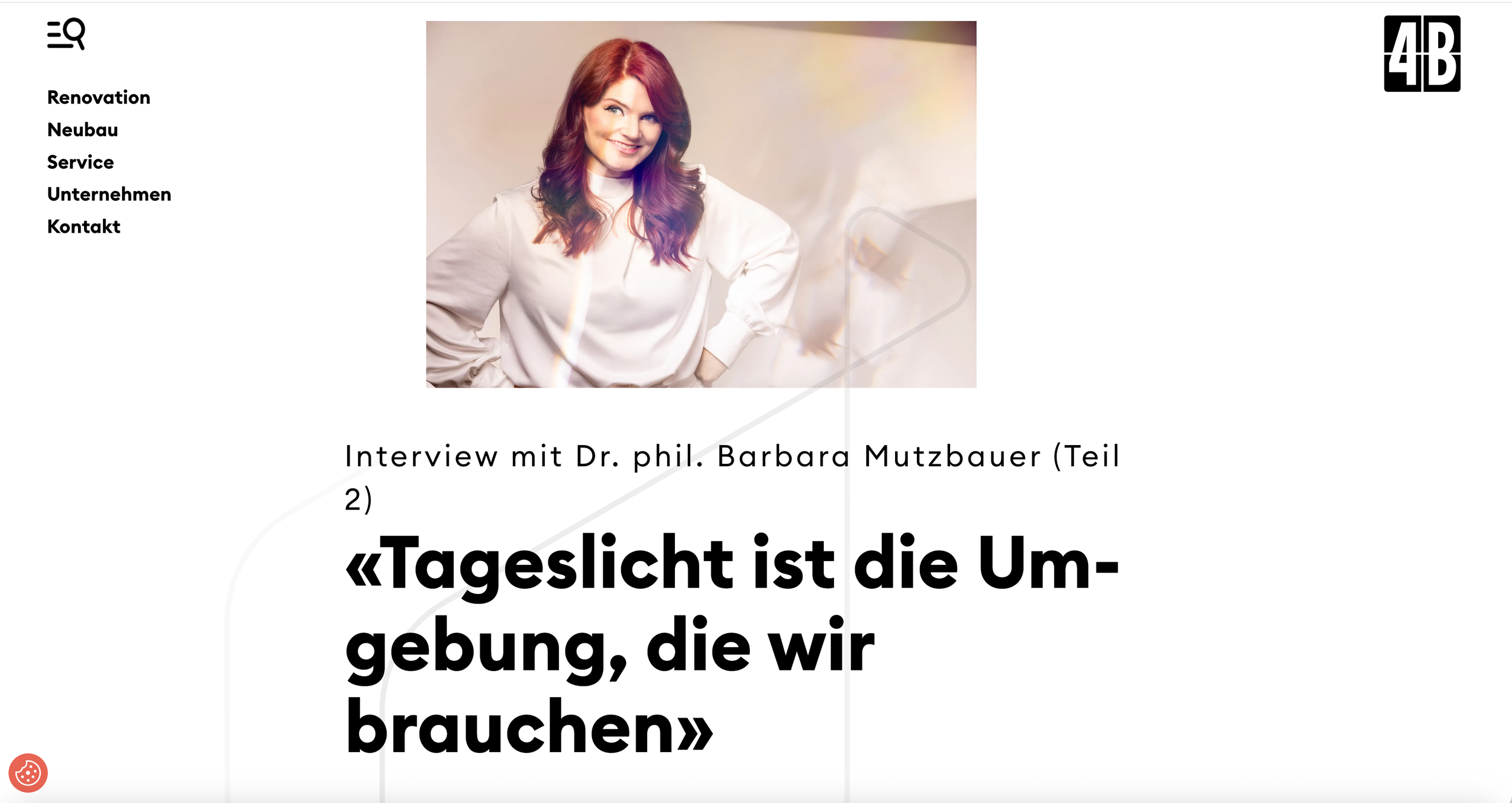 A woman with red hair, smiling, wearing a white blouse, standing with her hands on her hips, in front of a soft-colored background. The webpage shows a menu on the left with options in German and a headline reading, "Interview mit Dr. phil. Barbara Mutzbauer (Teil 2)" and a quote in bold, "Tageslicht ist die Umgebung, die wir brauchen."